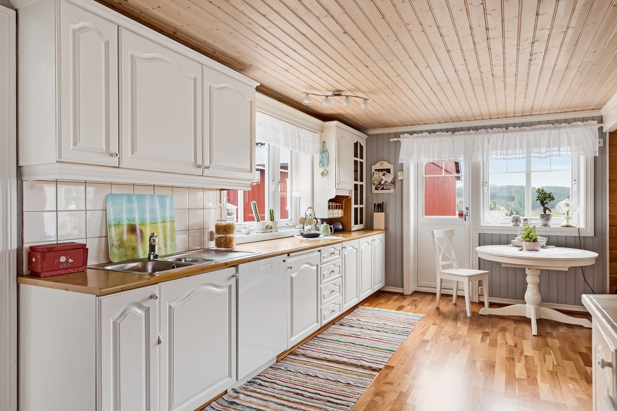 Ved kjøkken har man utgang til terrasse. Det er grovkjøkken som ligger i rom bak kjøkkenet. Galleribilde