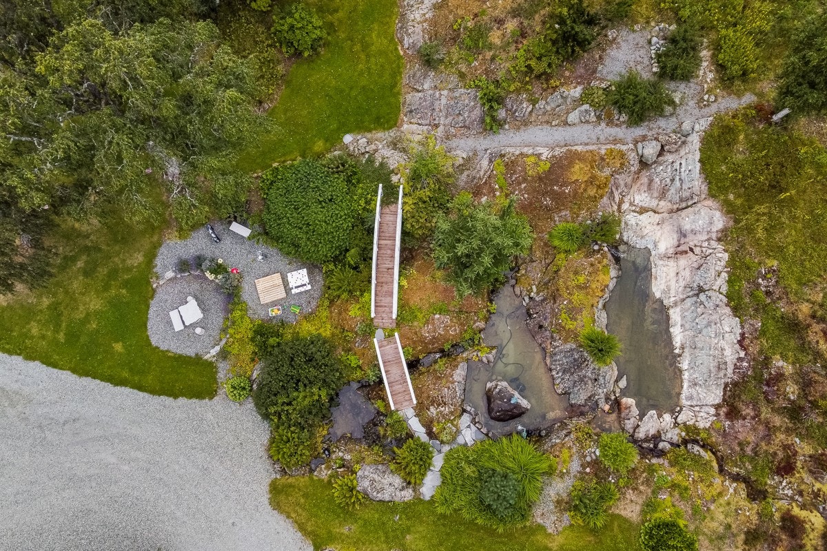 Hagen har ulike tema: en enkel engelsk hage, japansk hage med 3 dammer, leke og ballhagen, nytelseshagen og den eksotiske hagen. Galleribilde