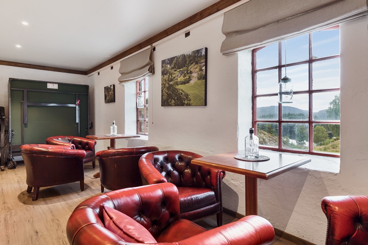 Baren er på 40m2 og egner seg godt til en TV/filmkveld, en fotball kveld, eller rett og slett sitt ned å kose seg med en prat og godt drikke i trivelig selskap. Galleribilde