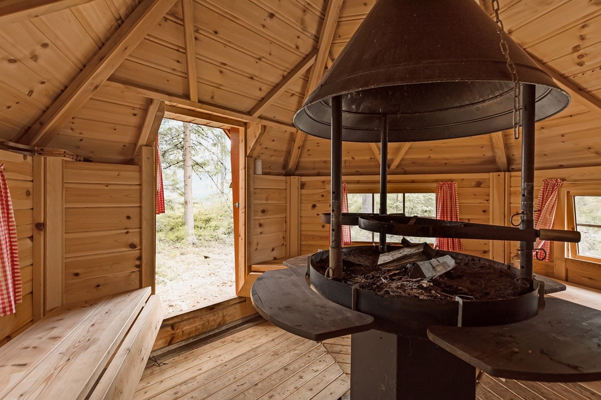 En av grillhyttene har grill og sittebenker. Fint å bruke på sommeren, men kanskje enda mer eksotisk på vinteren når det er mange kuldegrader, eller hvis du ønsker å ta bad mens vannet fortsatt er på frysepunktet. Galleribilde