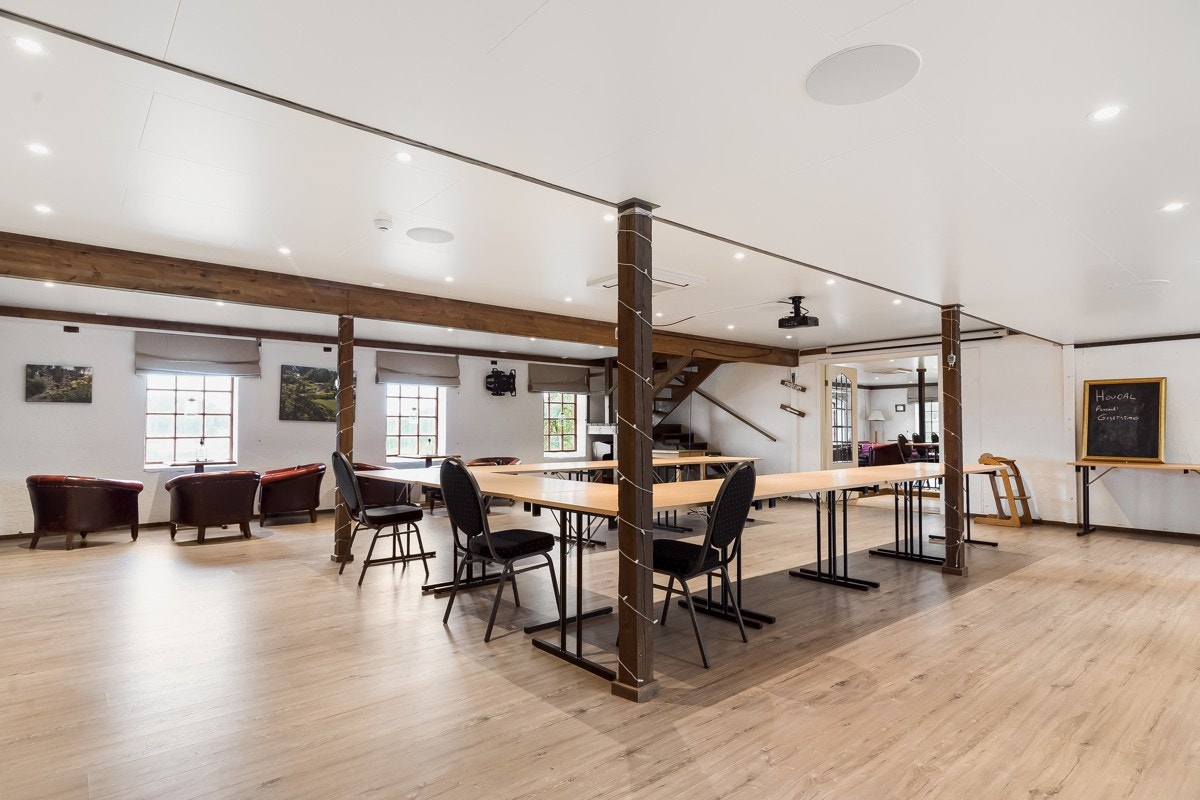 Privat selskapslokale i låven med stort kjøkken, egen bar, flere oppholdsrom samt toalettfasiliteter. Galleribilde