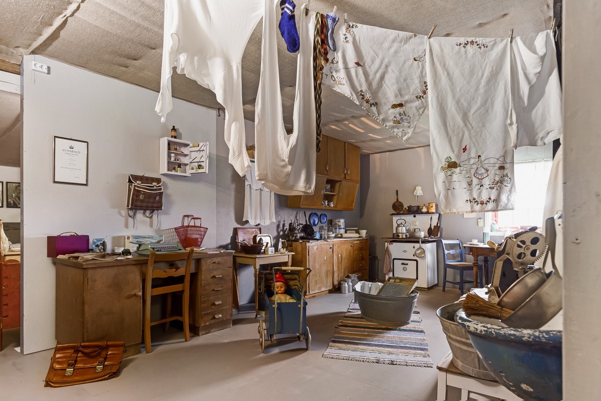 2. etasje innehar museum hvor det er bygd opp et gammelt kjøkken fra 1930-40 tallet, en stue fra 1950-tallet, et soverom fra 1960-tallet og et lite teknisk museum. Galleribilde