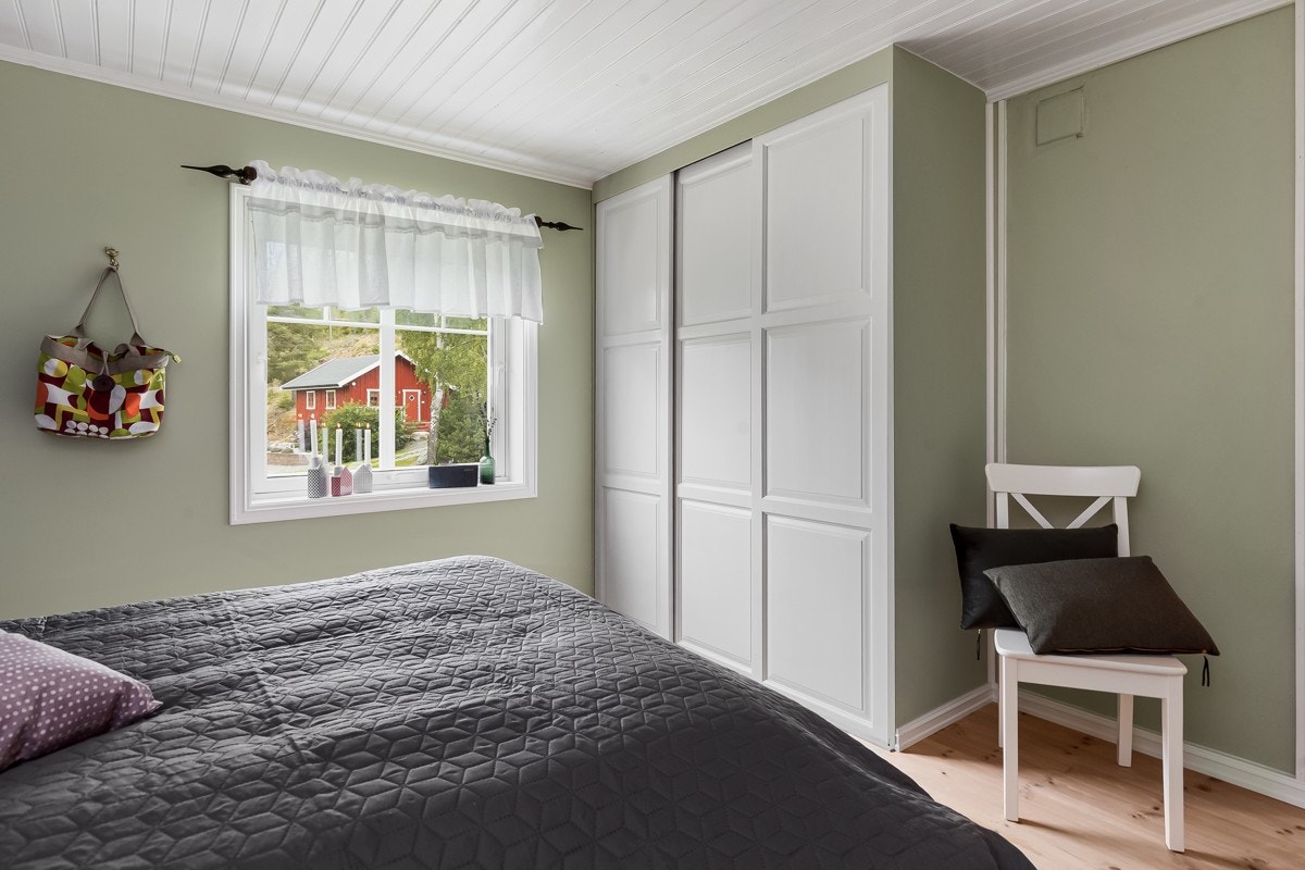 Full utsikt gjennom store vindu mot Hovdalsvannet, både i 1. og 2. etasje. Galleribilde