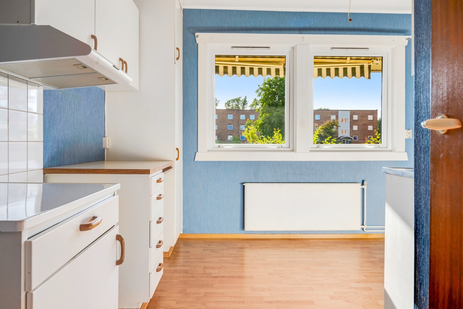 Kjøkkenet har en eldre standard, og det må påregnes oppussingskostnader Galleribilde