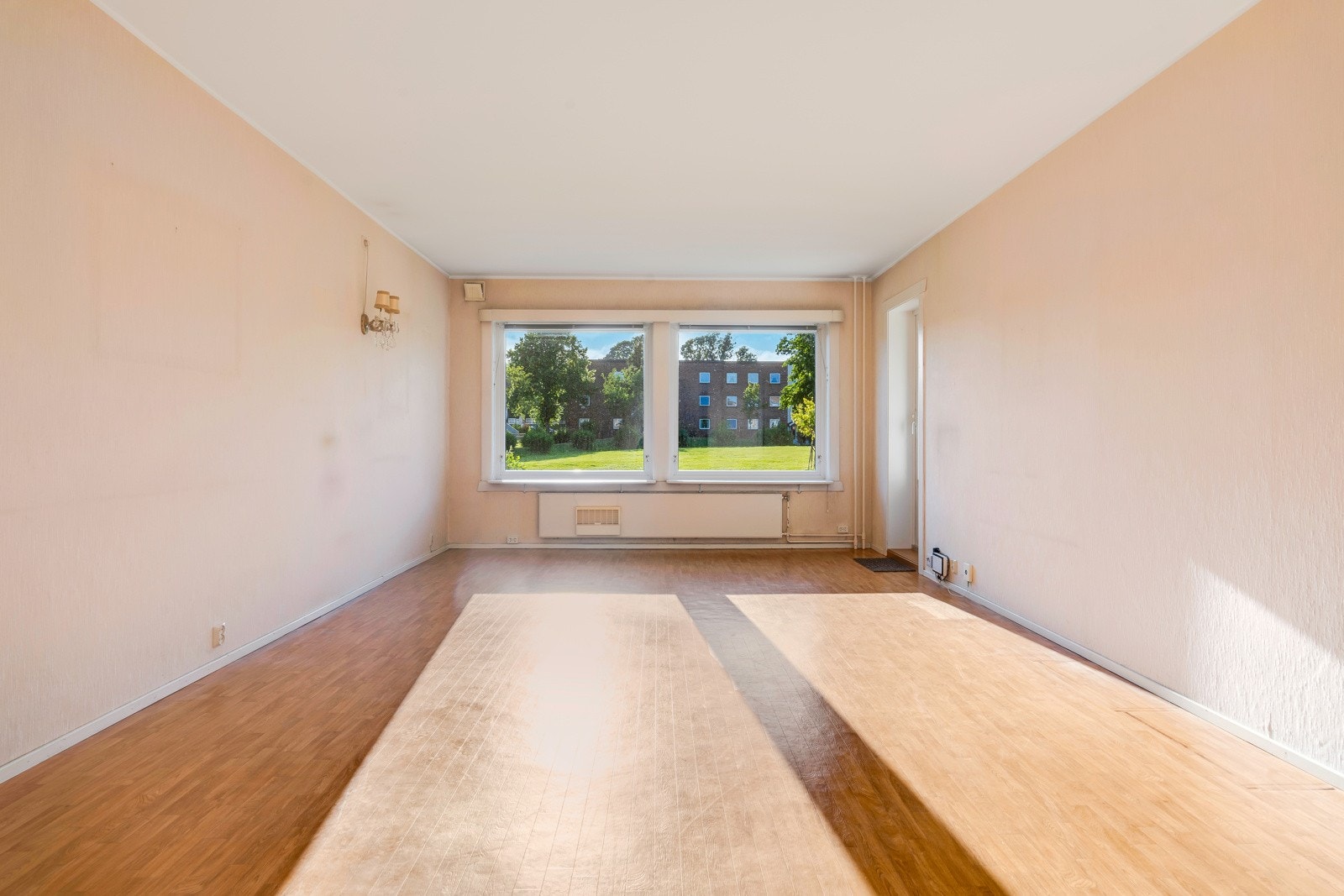Romslig stue med rikelig lysinnslipp Galleribilde