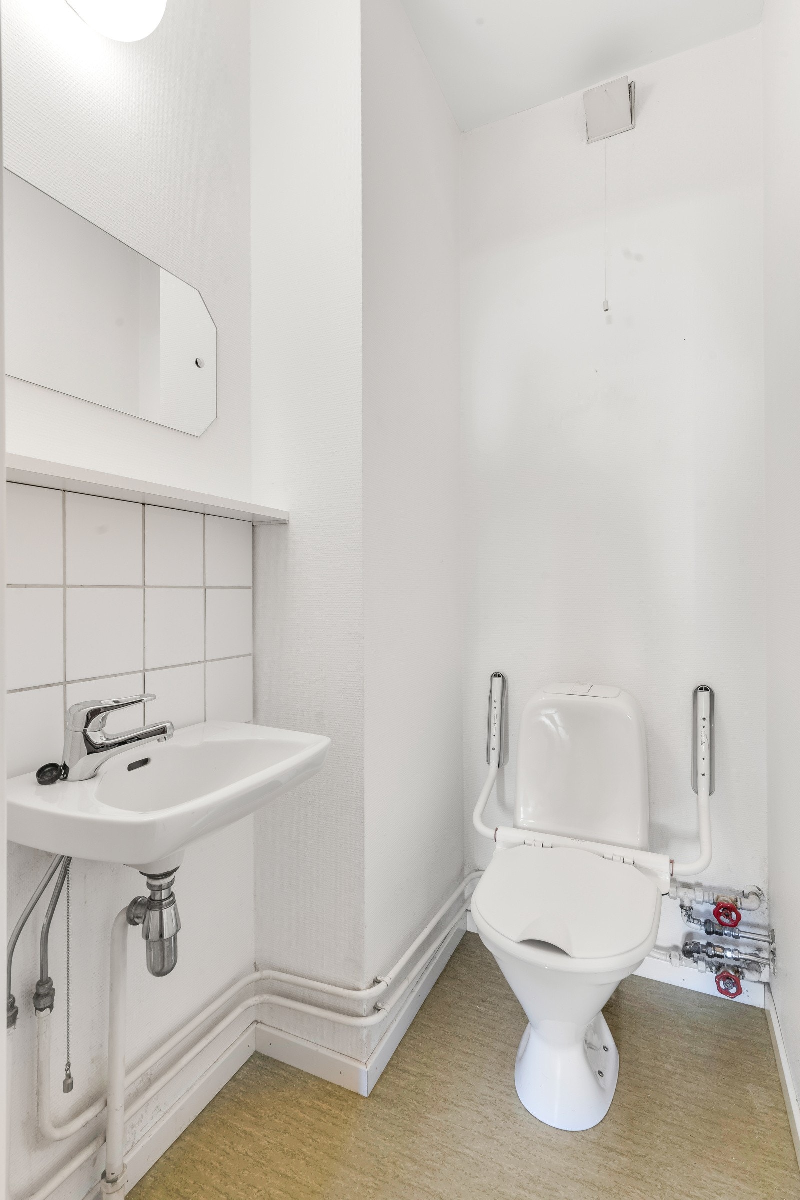 Toalettrom ved siden av badet Galleribilde