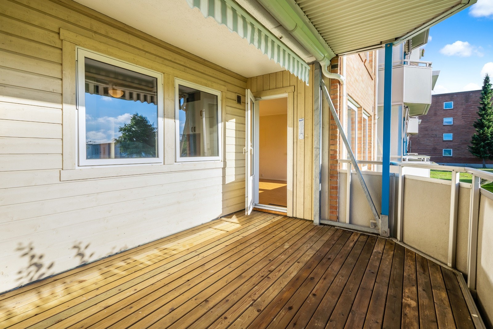 Balkongen er på ca. 13 m2 Galleribilde