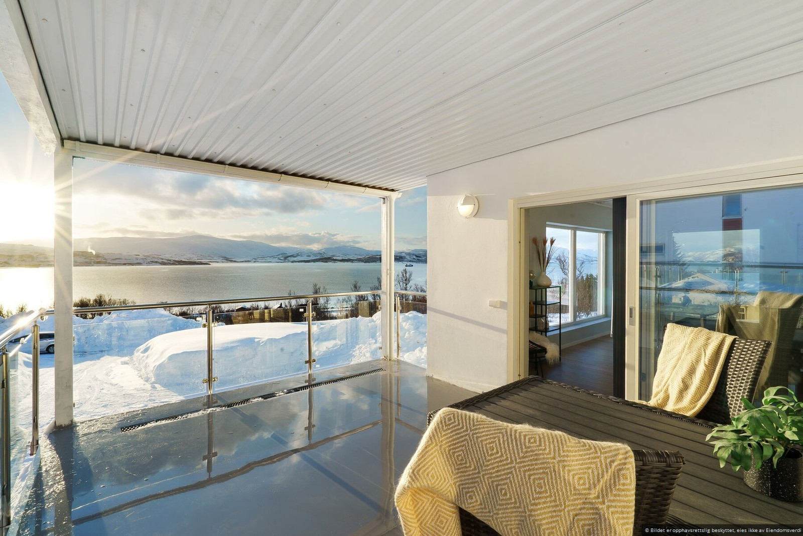 Overbygd veranda med like fantastisk utsikt