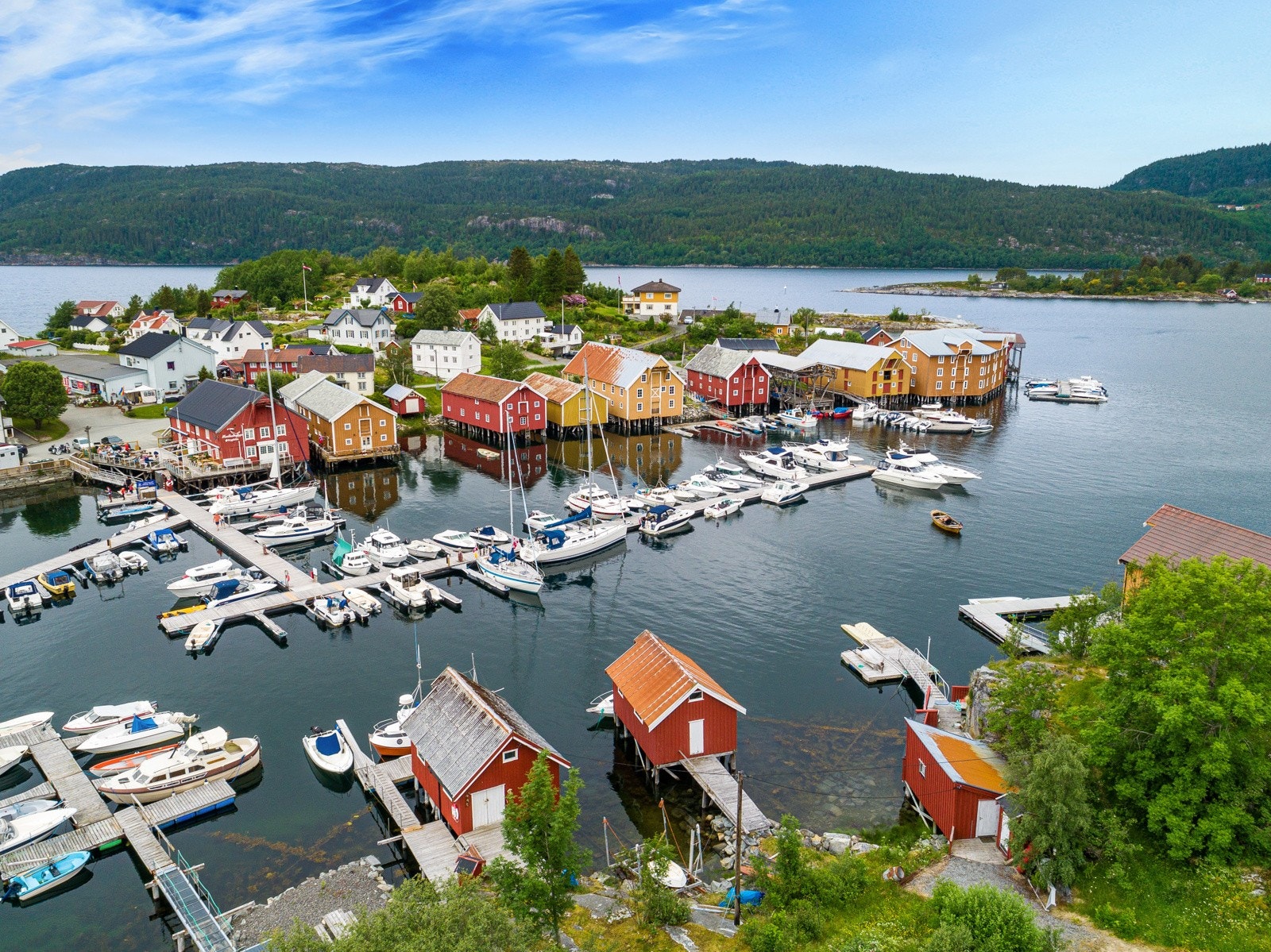 Råkvåg har den lengste bryggerekka utenfor byer i Norge Galleribilde