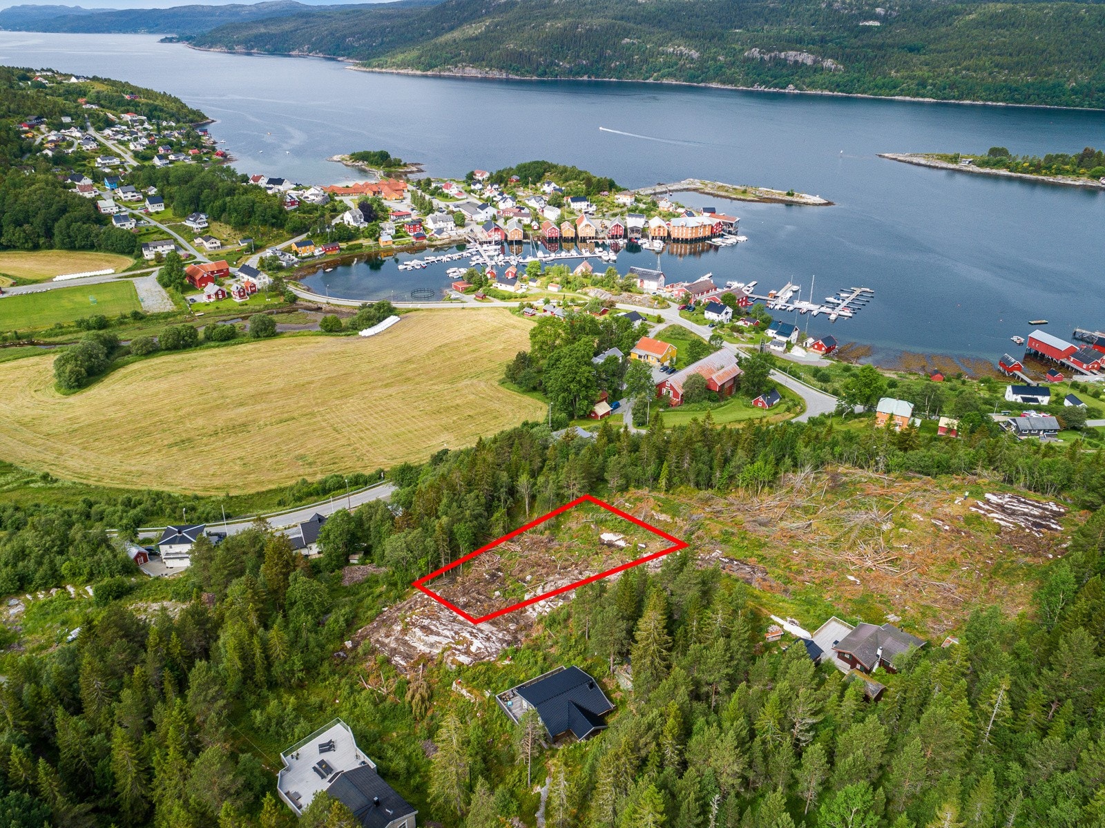 Tomten er på 787 kvm og er markert på bildet Galleribilde