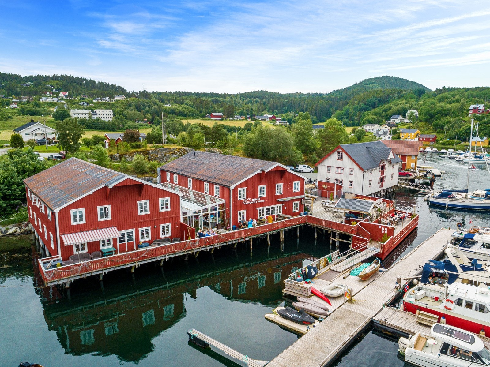 Råkvåg Gjestgiveri og marina er ett av flere spisesteder og overnattingsmuligheter i Råkvåg Galleribilde