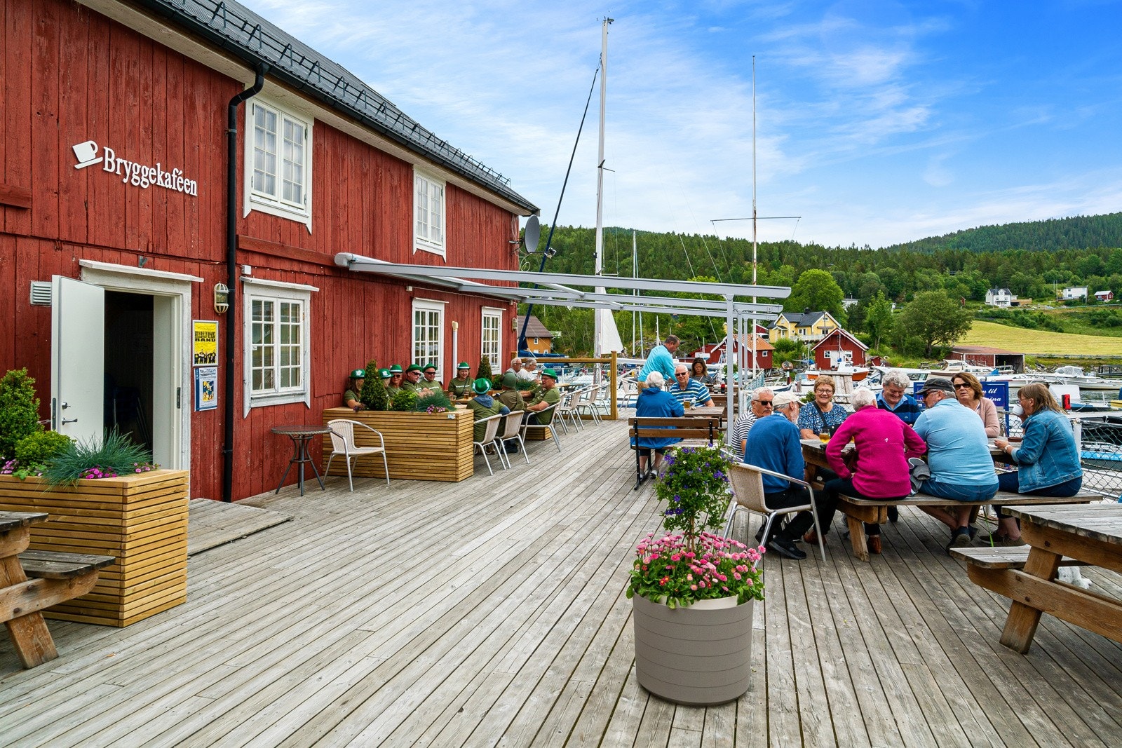 Fra påsketider og helt frem til jul holder Bryggekaféen åpent for fastboende, hyttefolk og turister. Der serveres det ekte husmannskost, grillmat, kaffe og kaker Galleribilde