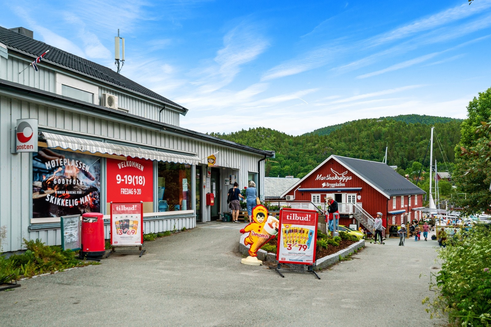 Her ligger dagligvarebutikken Coop marked og Marthabrygga som er kjent for sin hjemmelagede mat og gode porsjoner. Året rundt er Marthabrygga stamsted for mange av Råkvågs beboere og tilreisende Galleribilde