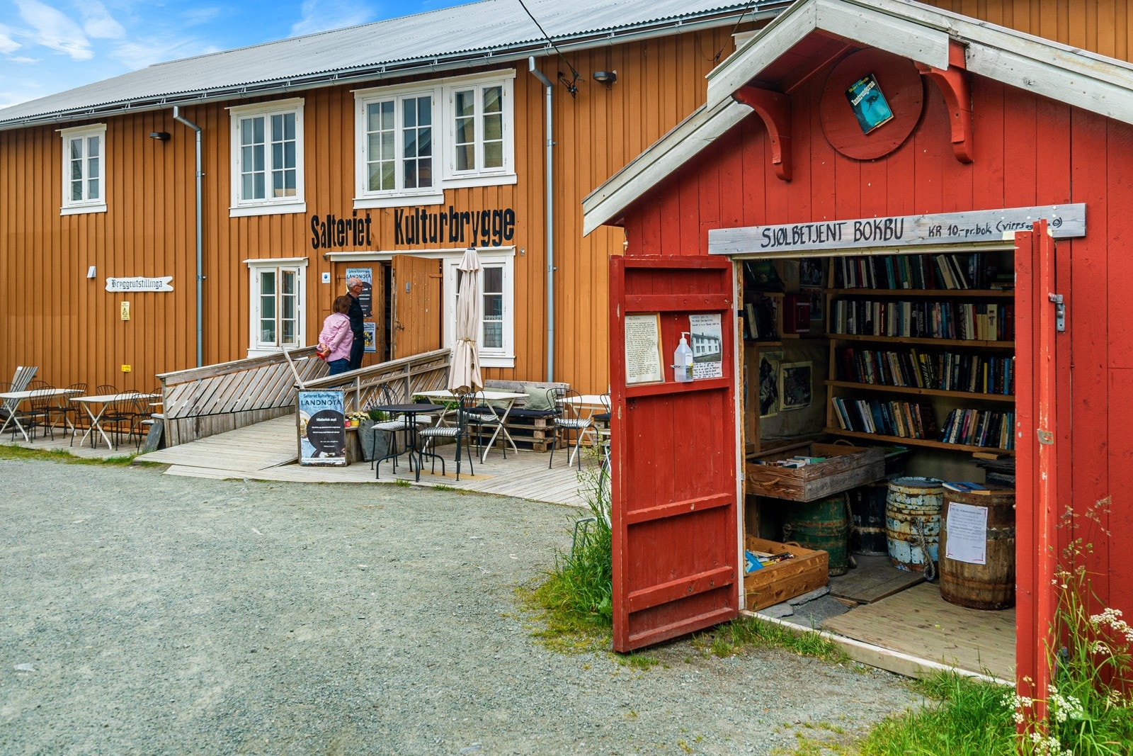 På Salteriet er det også restaurant og pub. Stedet er etterspurt for sin gode mat og spesielle atmosfære. Måltidet kan du gjerne innta i solskinnet utenfor bryggen, om kvelden er puben et besøk verdt Galleribilde