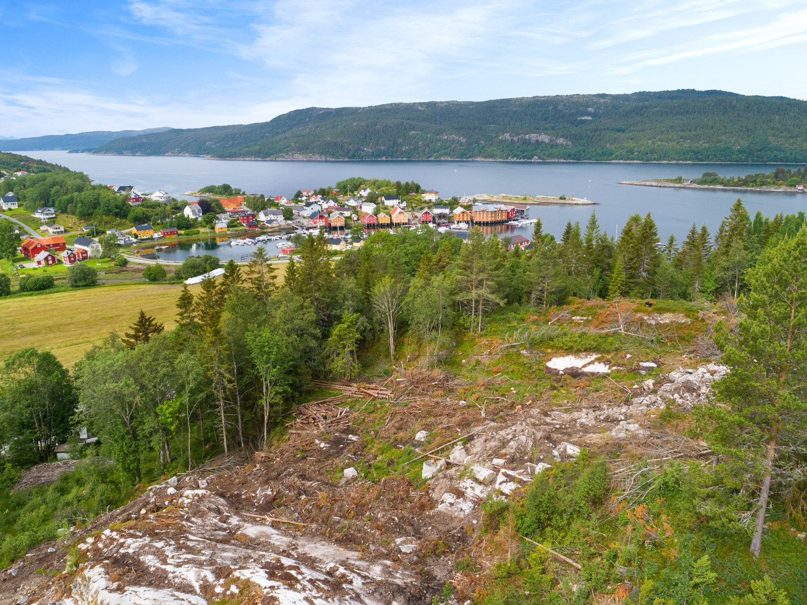 Tomten ligger på en høyde kun en spasertur unna hjertet av idylliske Råkvåg Galleribilde