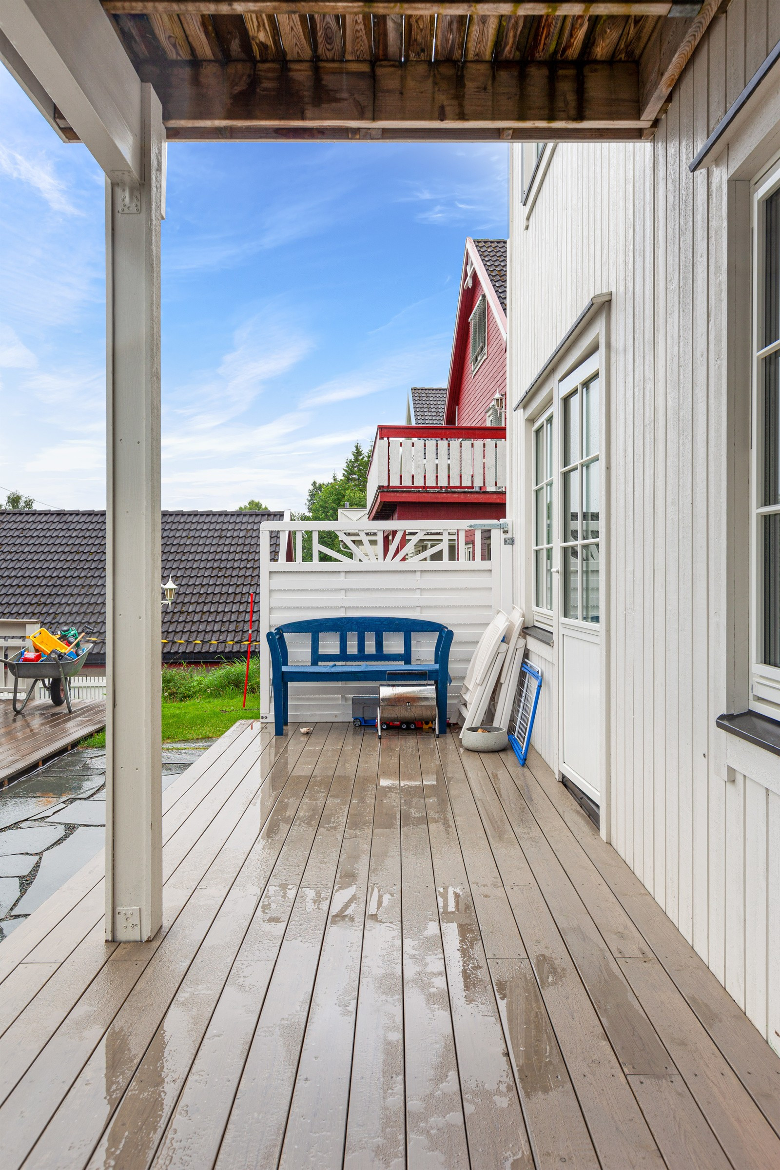 Fra stuene r det utgang til delvis overbygd veranda- her nyter man gode solforhold!