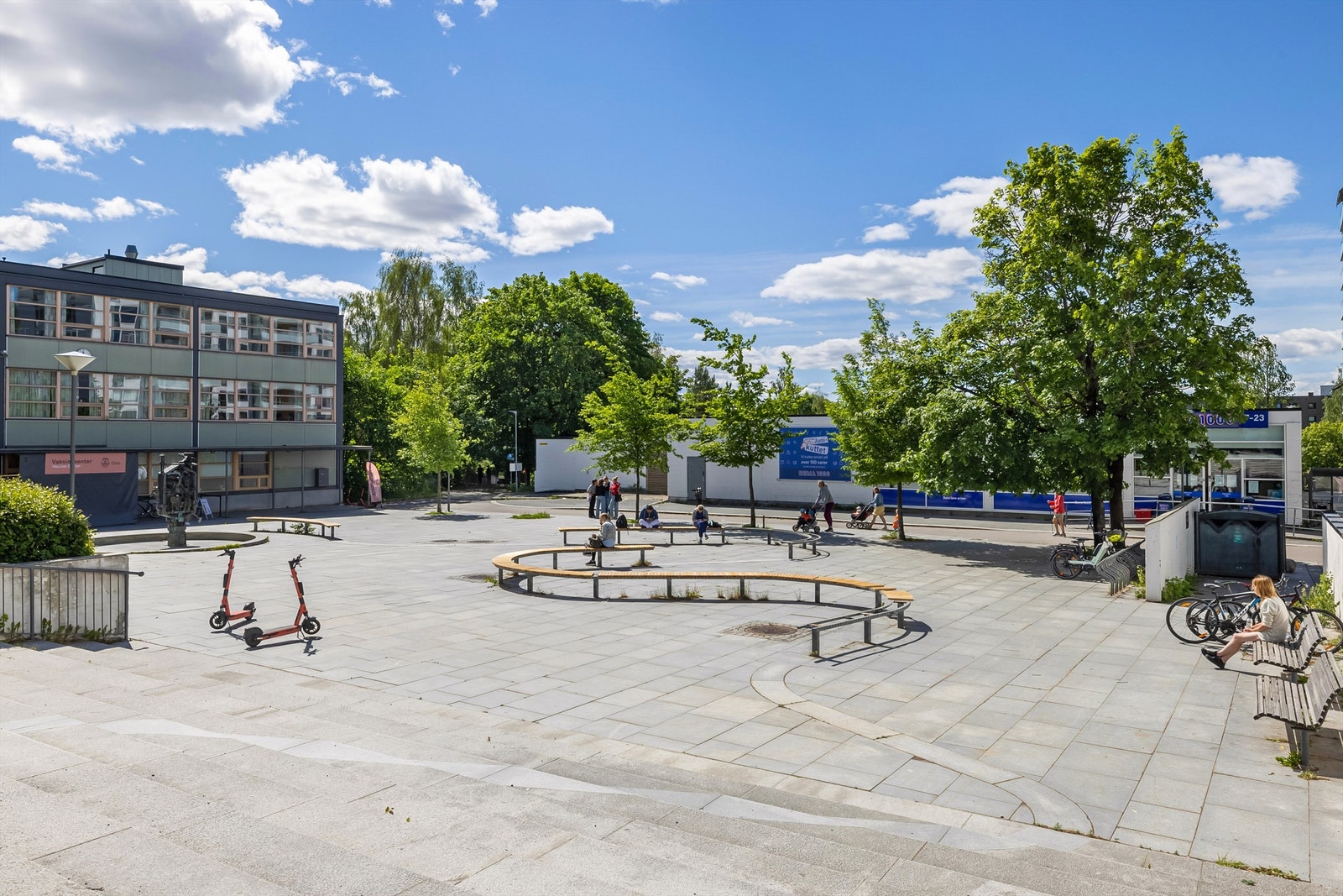 Her bor du i rolige omgivelser i et bilfritt tun uten trafikkgjennomgang. Det er kort vei til kollektiv, butikker, skoler og barnehager, turområder og det meste du trenger i hverdagen. Galleribilde