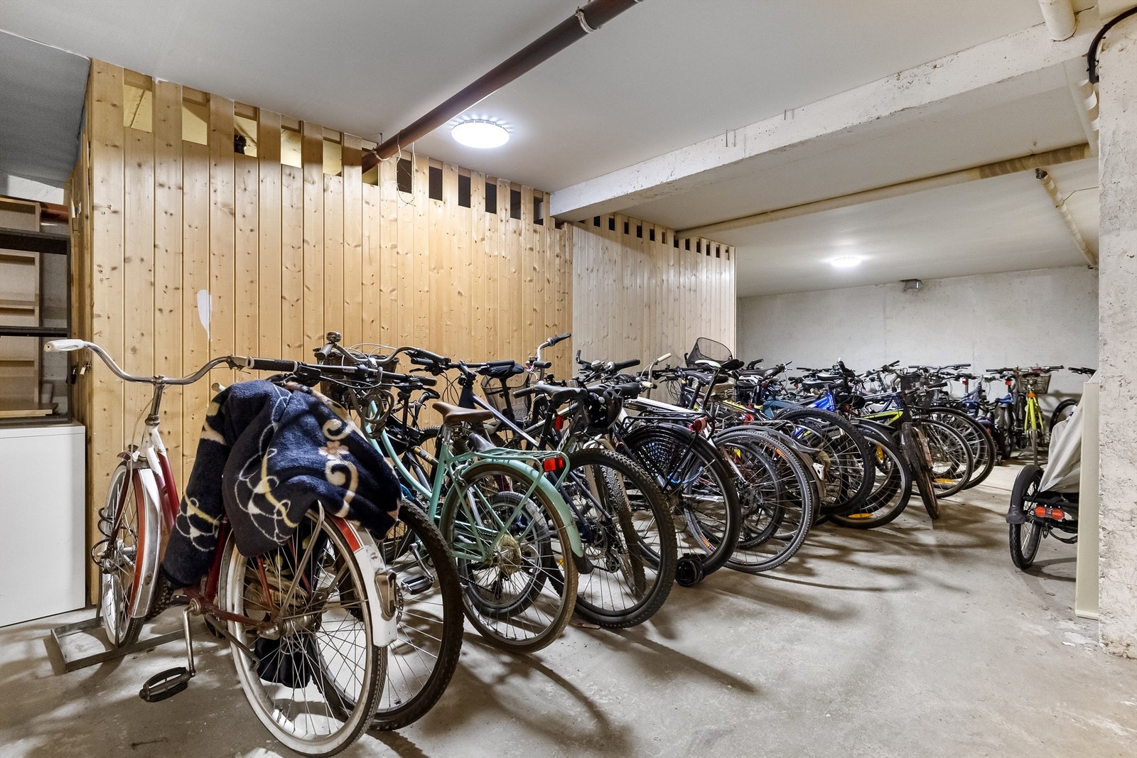 Felles sykkelparkering i kjeller. Galleribilde