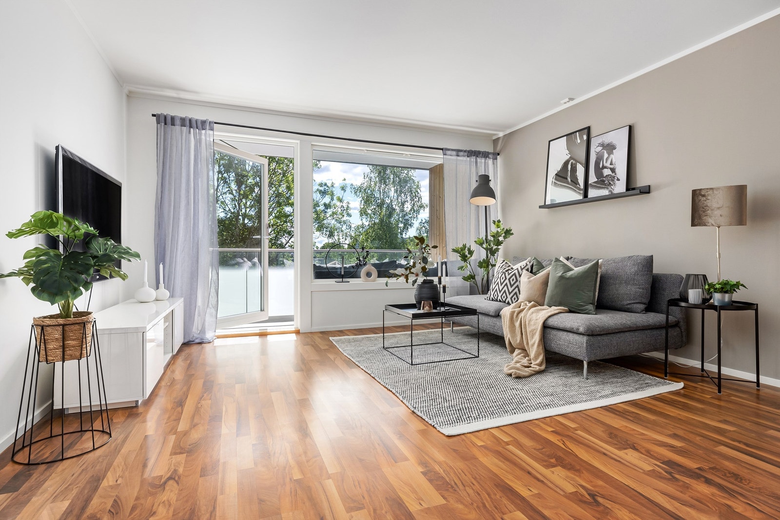 Stuen er romslig og innbydende med tidsriktige malte flater, laminat på gulv og store vindusflater som slipper inn rikelig med naturlig lys. Galleribilde