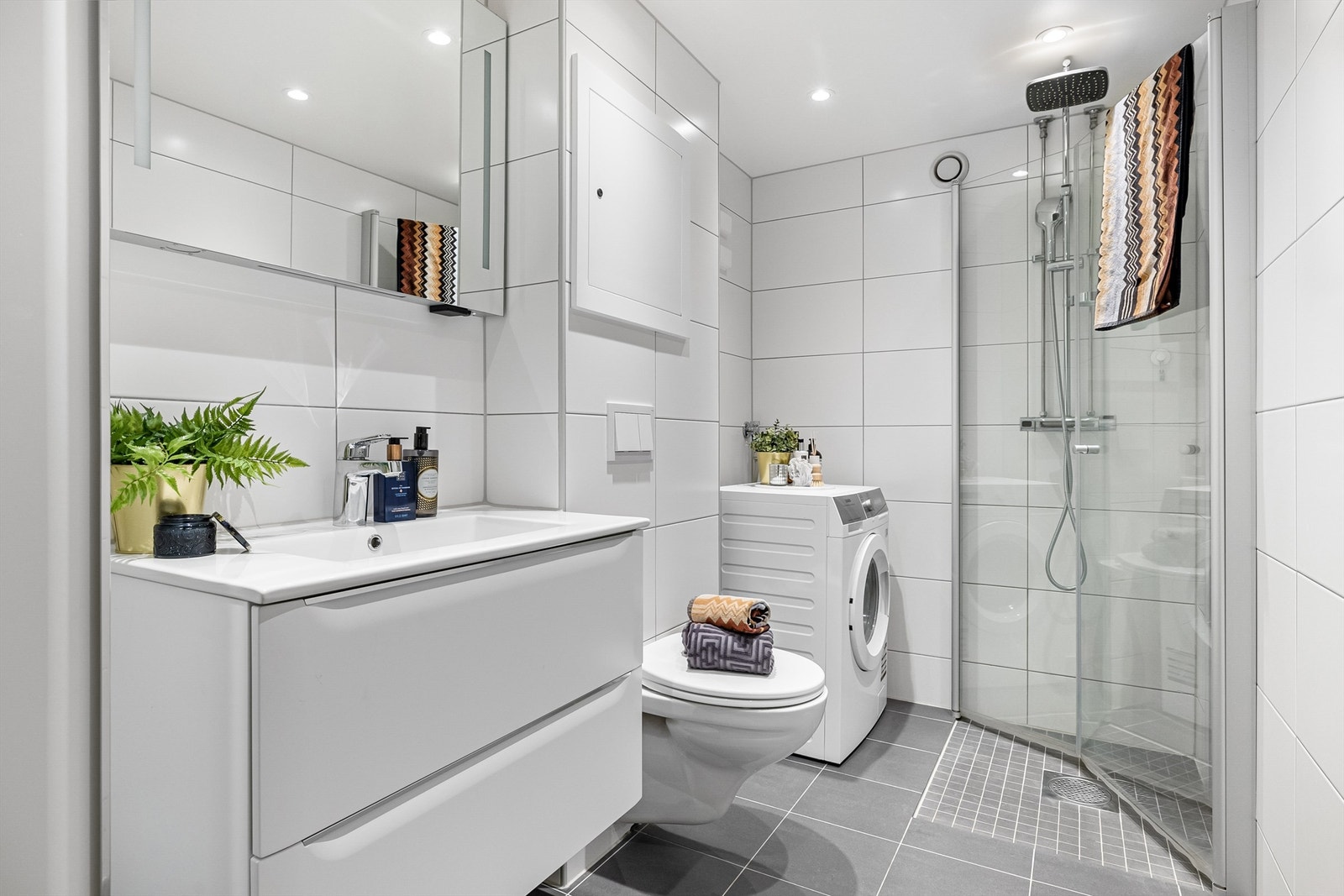 Stilrent og pent baderom pusset opp i regi av borettslaget i 2018. Galleribilde