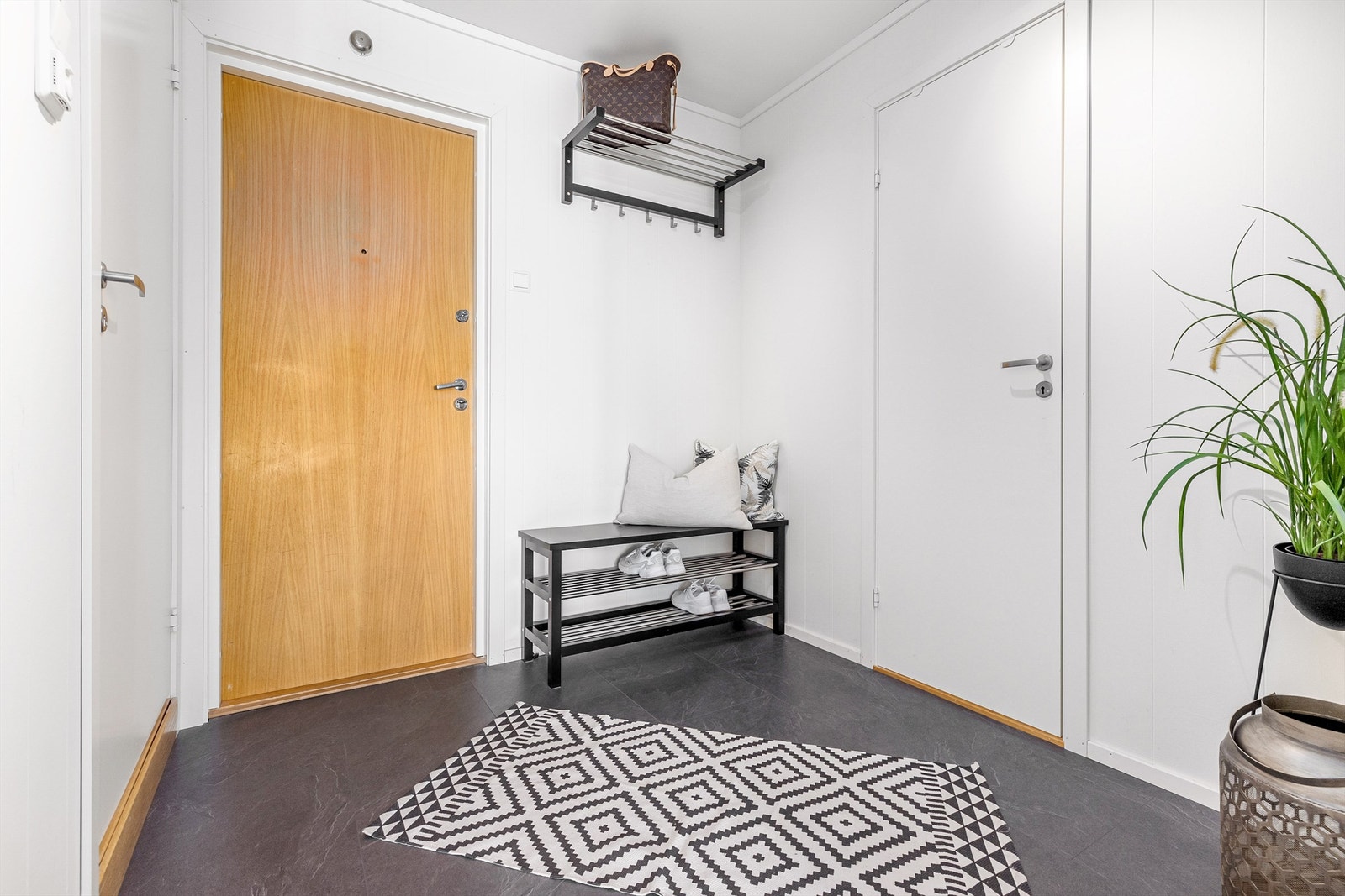 Romslig entré med god plass til å henge fra seg yttertøy å sette fra seg sko. Galleribilde