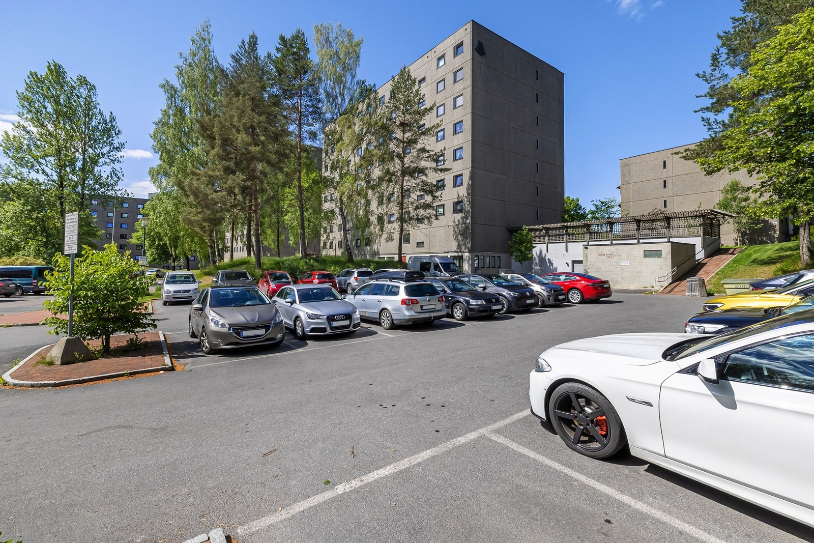 Gateparkering etter områdets bestemmelser. Hver leilighet disponerer to oblater til gjesteparkering hos Meklenborg Borettslag. Galleribilde