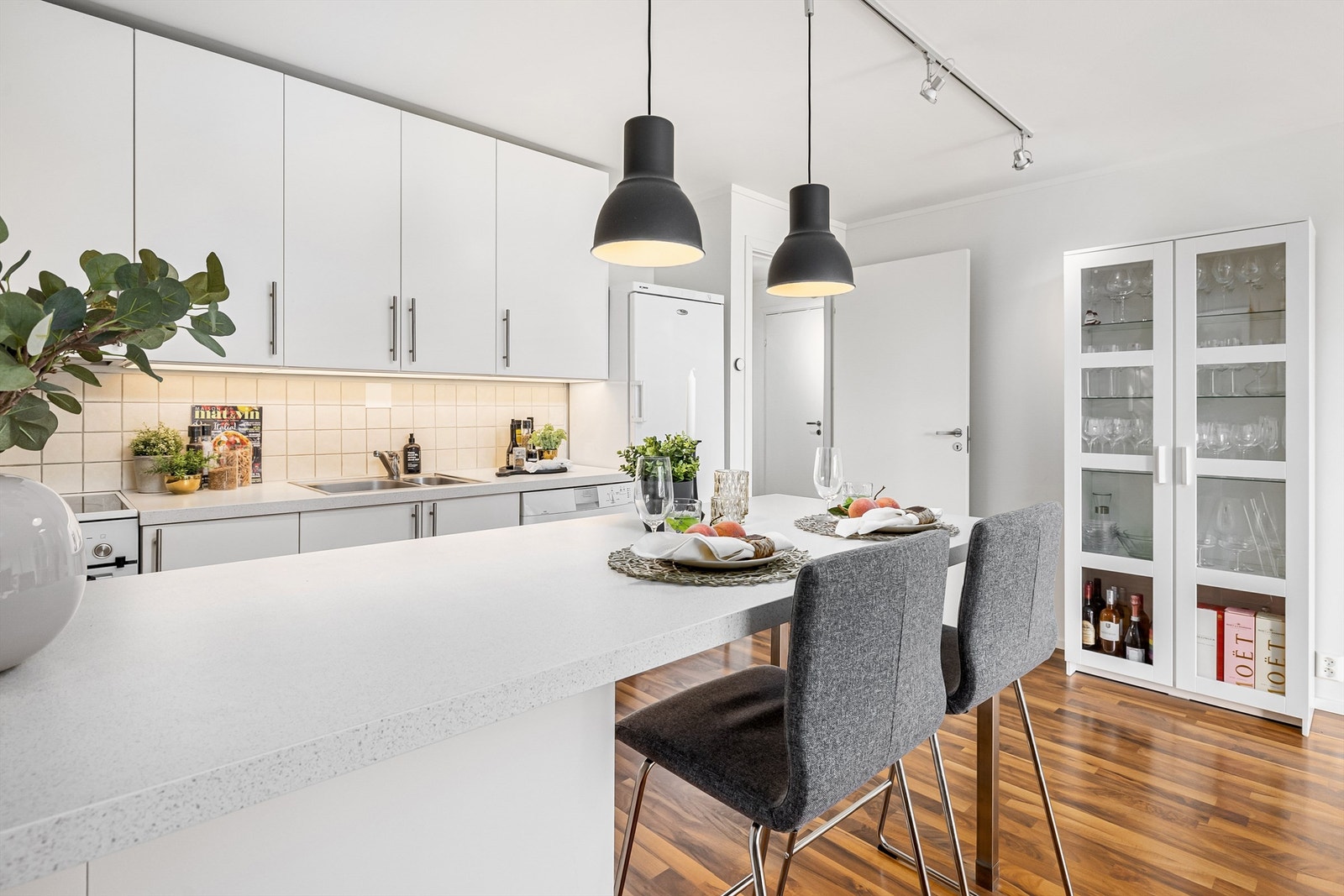 Kjøkkenet er av god størrelse og arbeidsvennlig med mye skap- og benkeplass som gjør matlagingen ekstra behagelig. Galleribilde