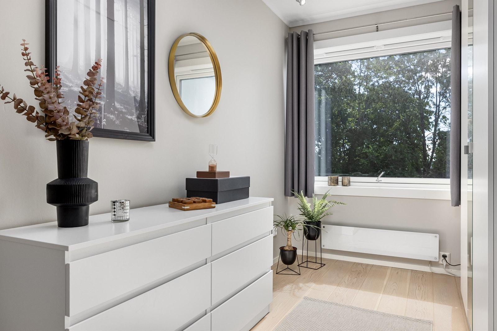 Soverommet er av god størrelse og har god plass til romslig garderobeskap og kommode. Galleribilde