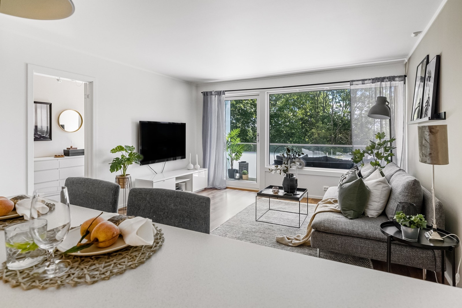 De store vindusflatene slipper inn rikelig med naturlig lys. Terrassedør og vinduene i leiligheten ble byttet i regi av borettslaget i 2019. Galleribilde