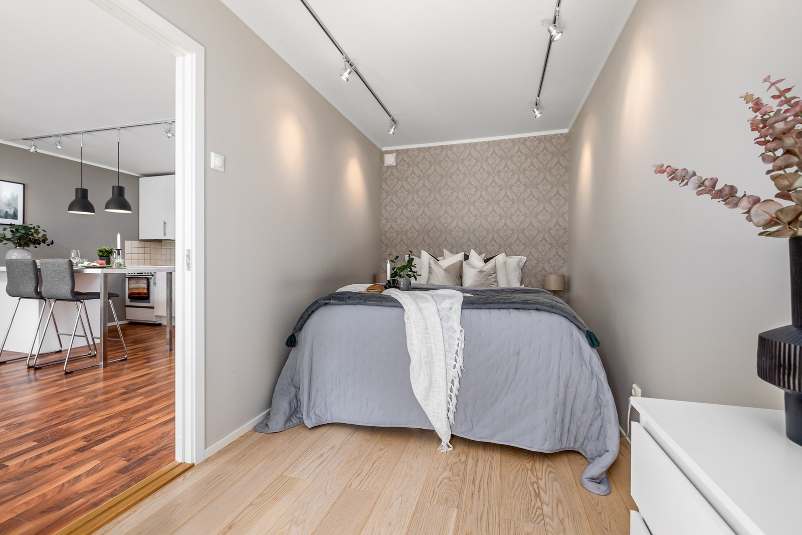 Soverommet har god plass til dobbeltseng med tilhørende nattbord. Galleribilde