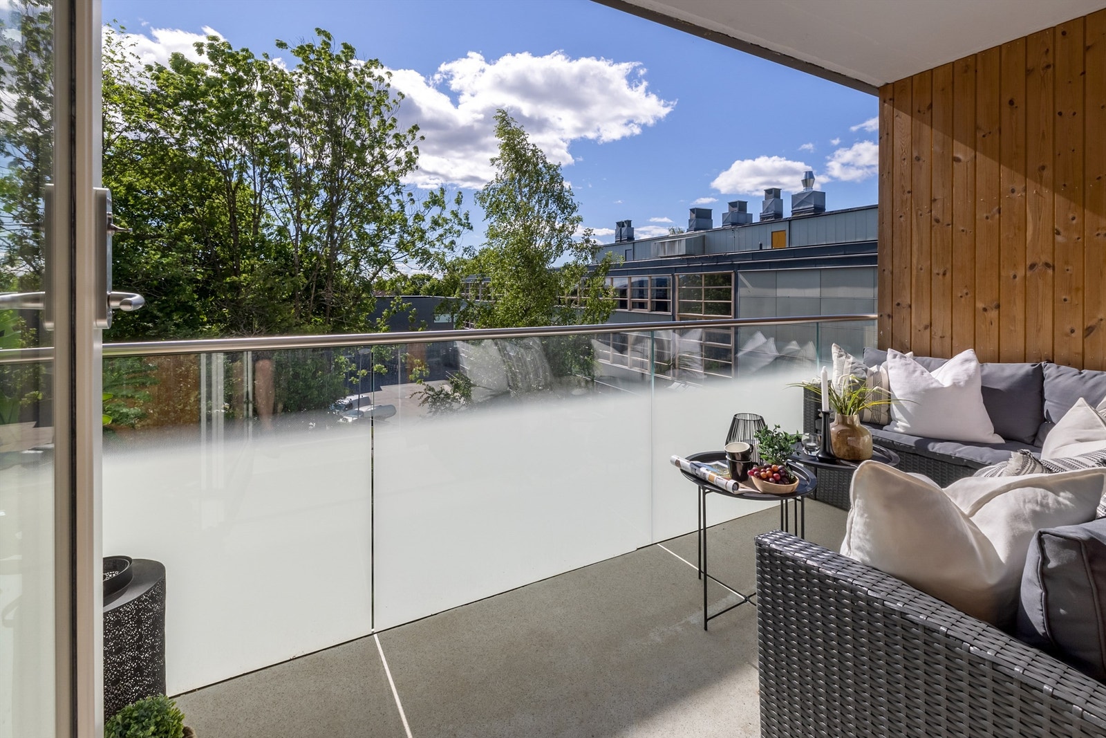 Fra stuen er det utgang til en flott sydøstvendt terrasse på ca. 7 kvm med hyggelig utsyn. Galleribilde