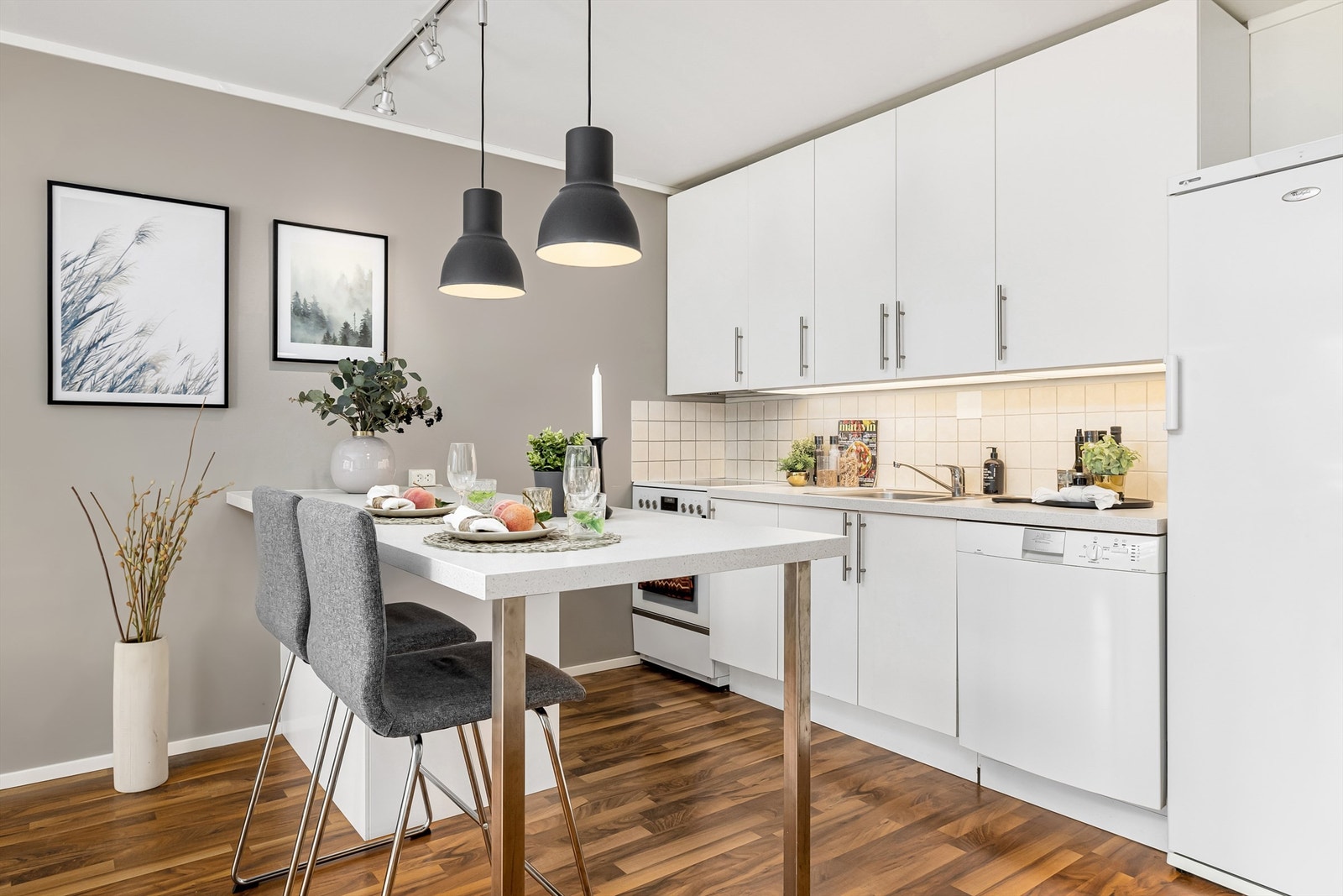 I tilknytning til kjøkkenet har du en praktisk kjøkkenøy tilpasset egen spiseplass for fire til fem personer. Galleribilde