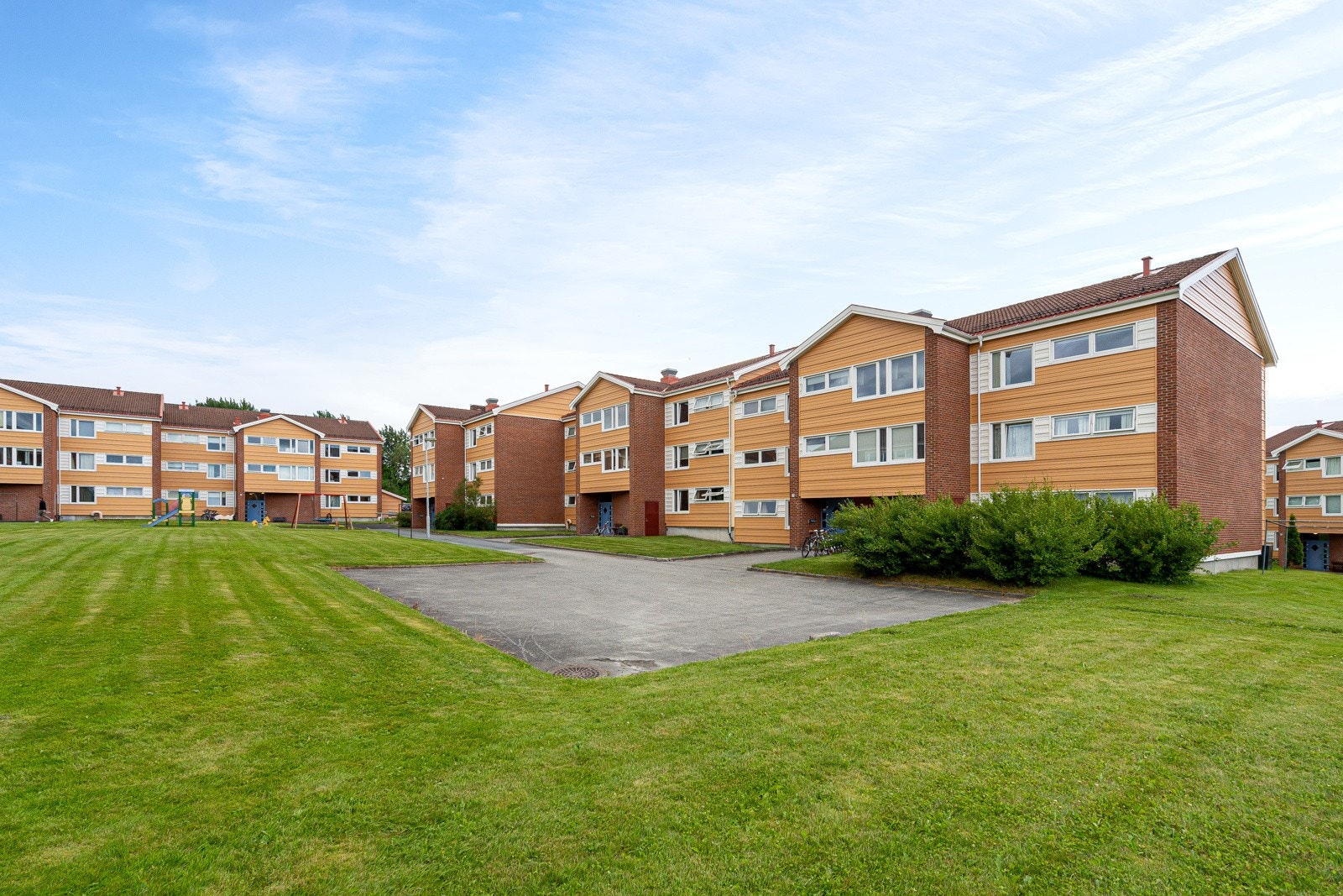 Boligen er omringet av solrike og frodige grøntarealer Galleribilde