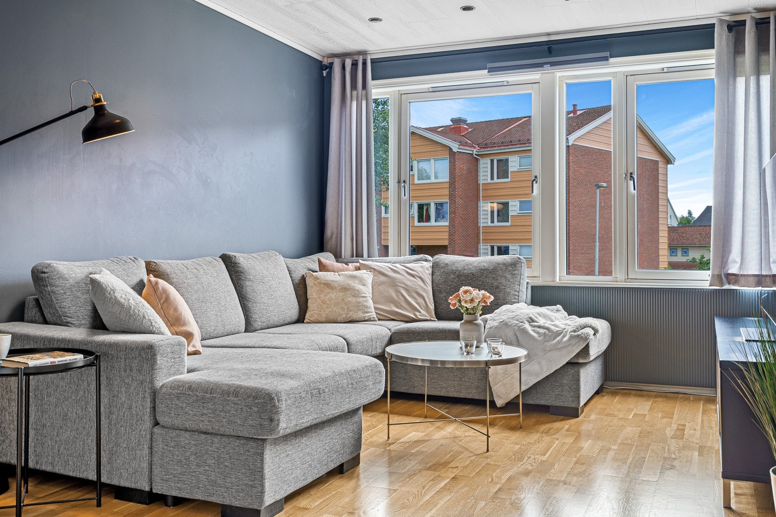 Leilighetens beliggenhet i høy 1. etasje bidrar til god skjerming fra sjenerende innsyn Galleribilde