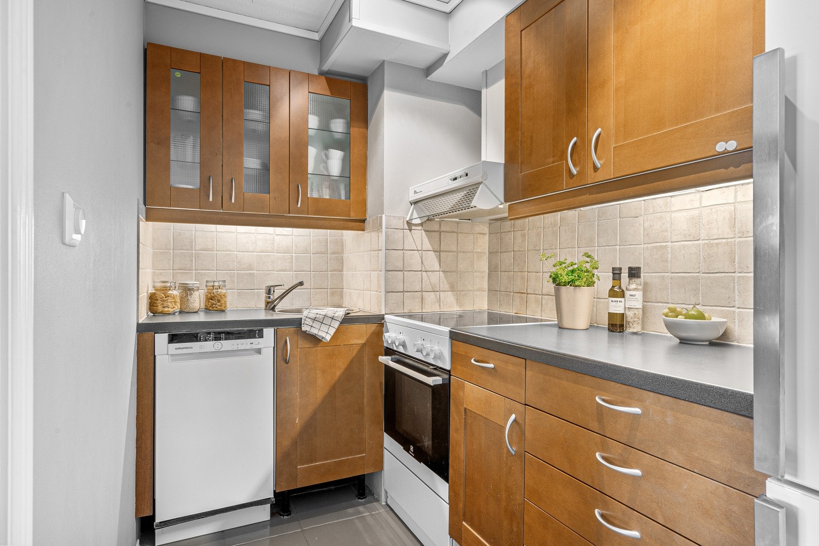 Praktisk kjøkken med god skap- og benkeplass Galleribilde