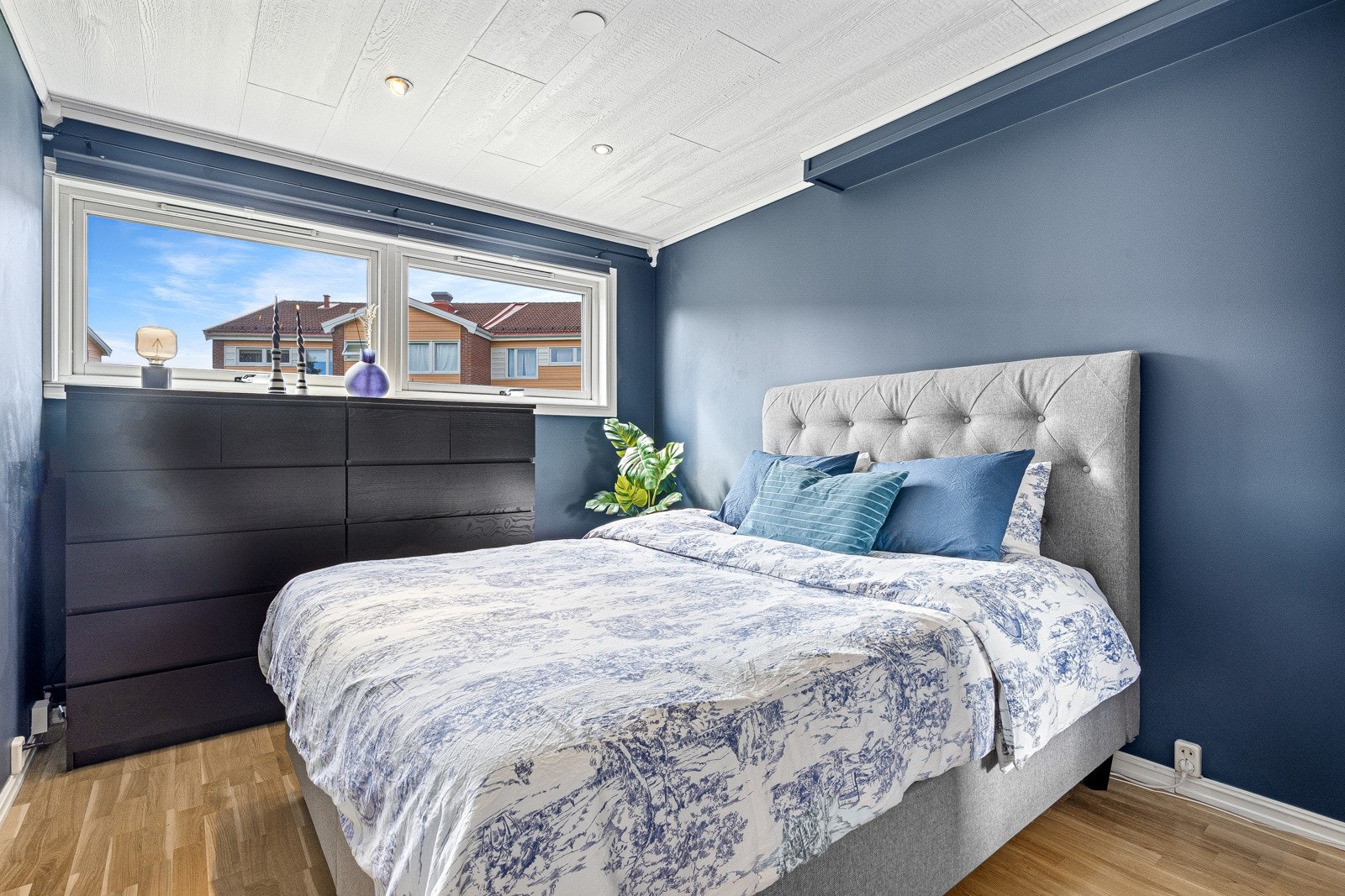 Leilighetens soverom er på 10 kvm og vender mot vest Galleribilde