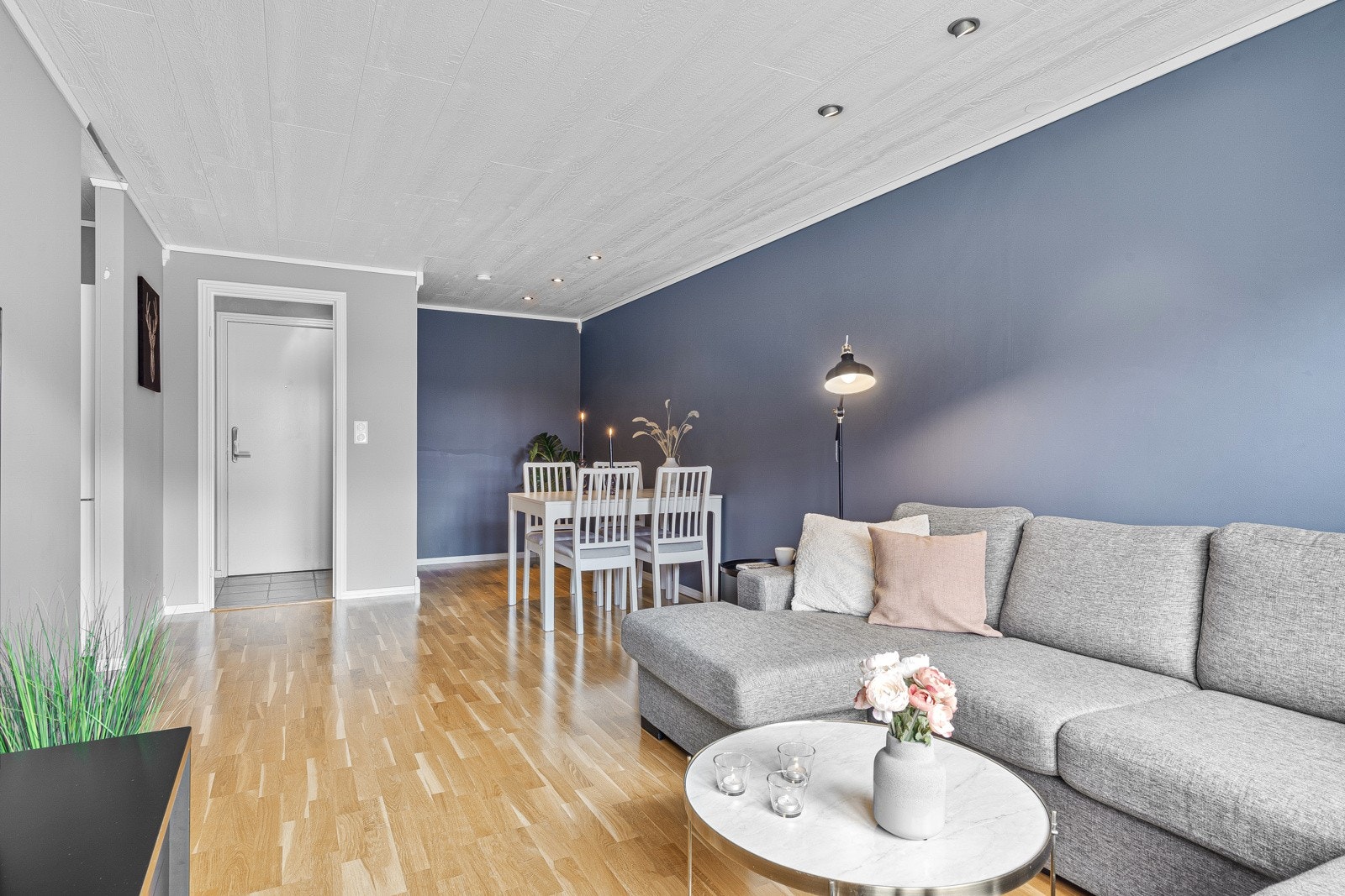 Spisestuen fungerer som et naturlig bindeledd mellom stuen og kjøkkenet Galleribilde