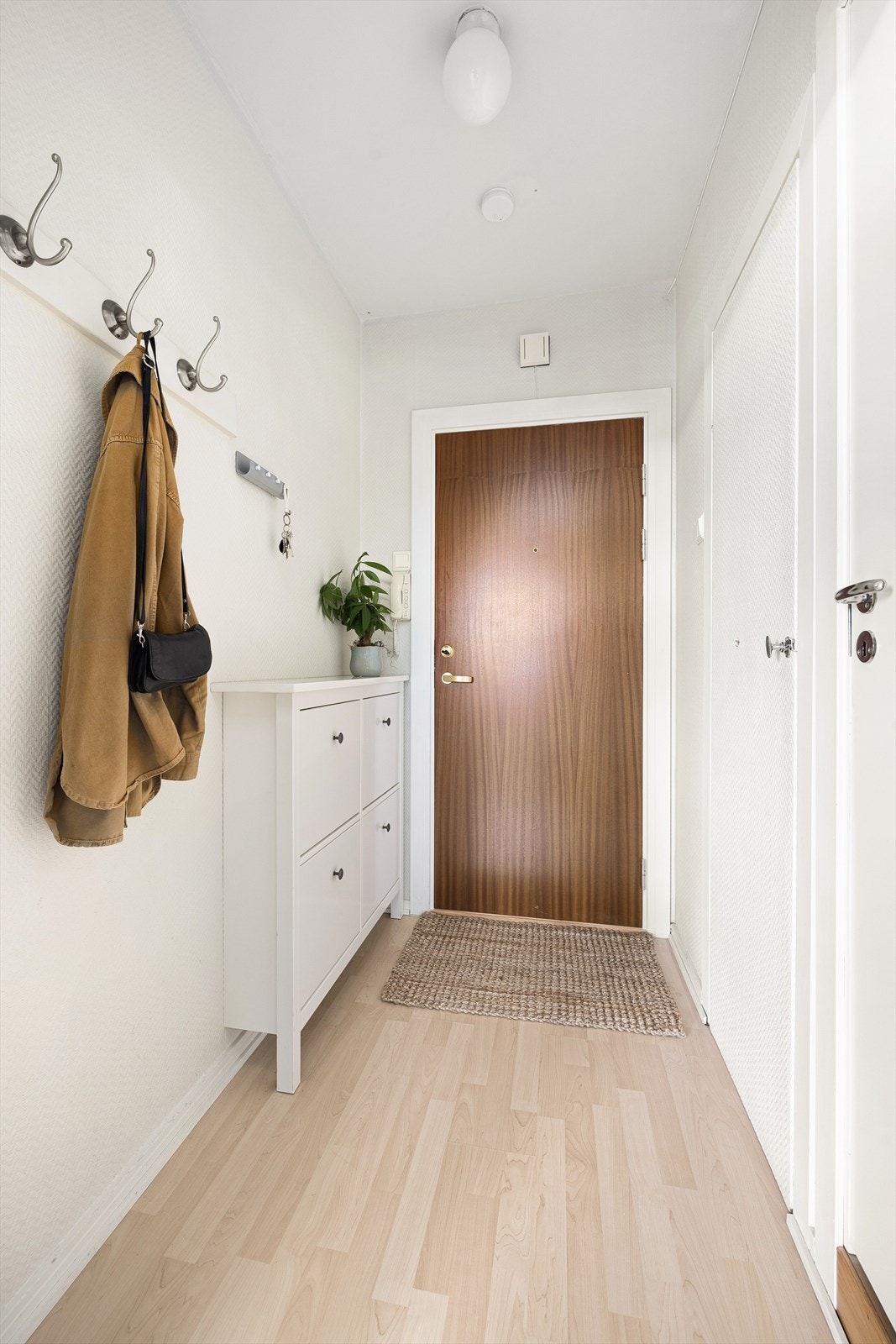 Lys og hyggelig entré som gir et godt førsteinntrykk av boligen. Det er også en innvending bod på ca. 1 kvm i tilknytning til entréen. Galleribilde