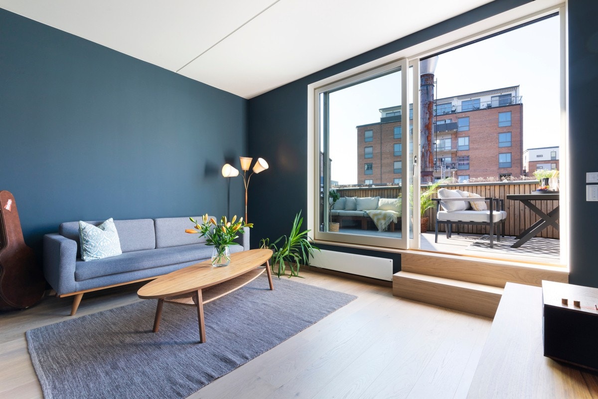 Stue i 2. etasje med utgang til vestvendt takterrasse. Rommet er perfekt som TV-stue, men det kan også benyttes som et soverom Galleribilde