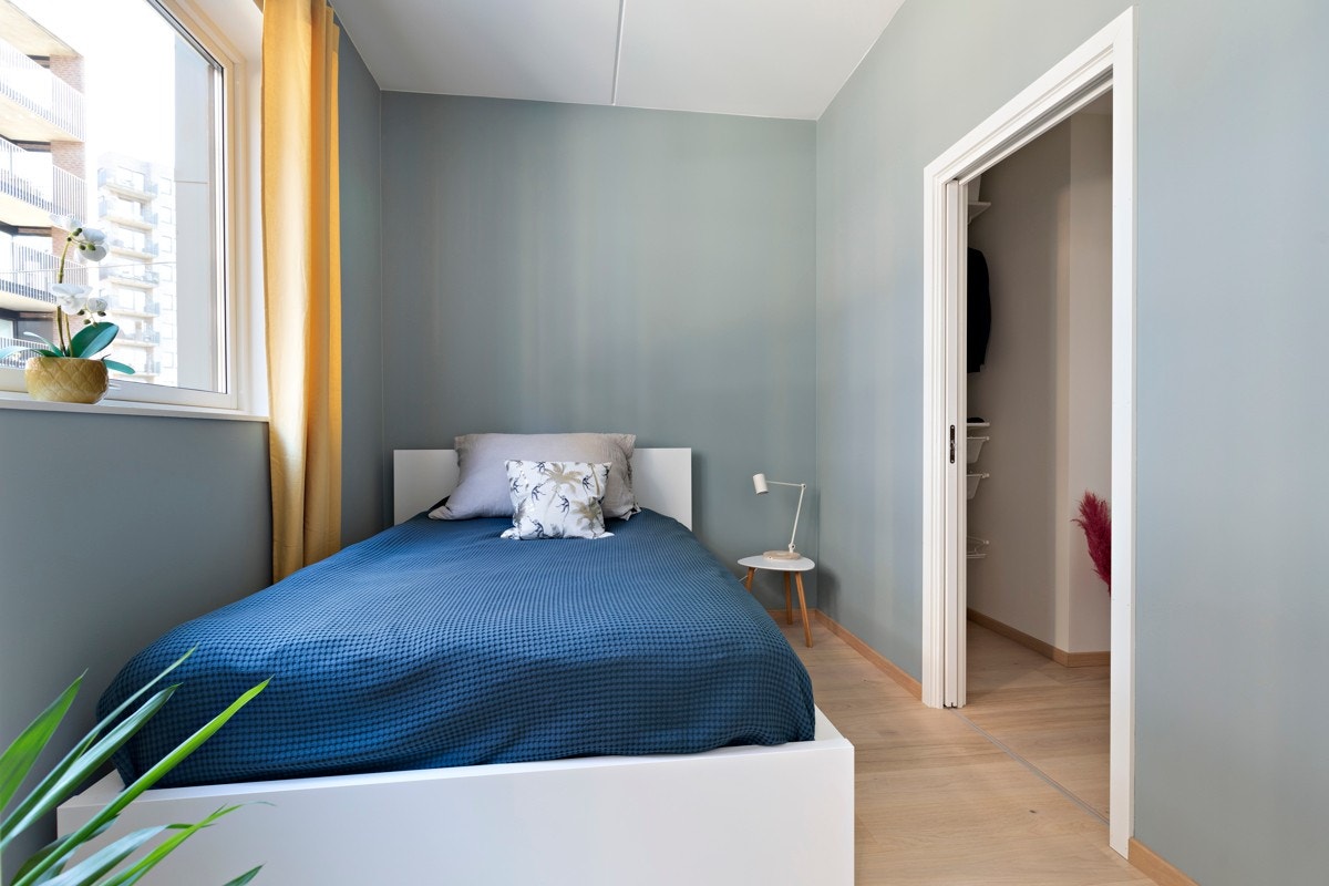 Soverom med direkte inngang til walk-in-closet Galleribilde