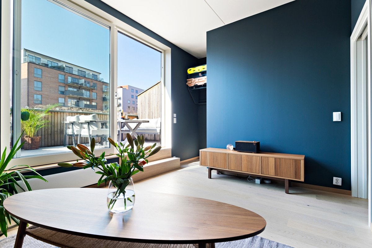 Stue i 2. etasje med utgang til vestvendt takterrasse. Rommet er perfekt som TV-stue, men det kan også benyttes som et soverom Galleribilde