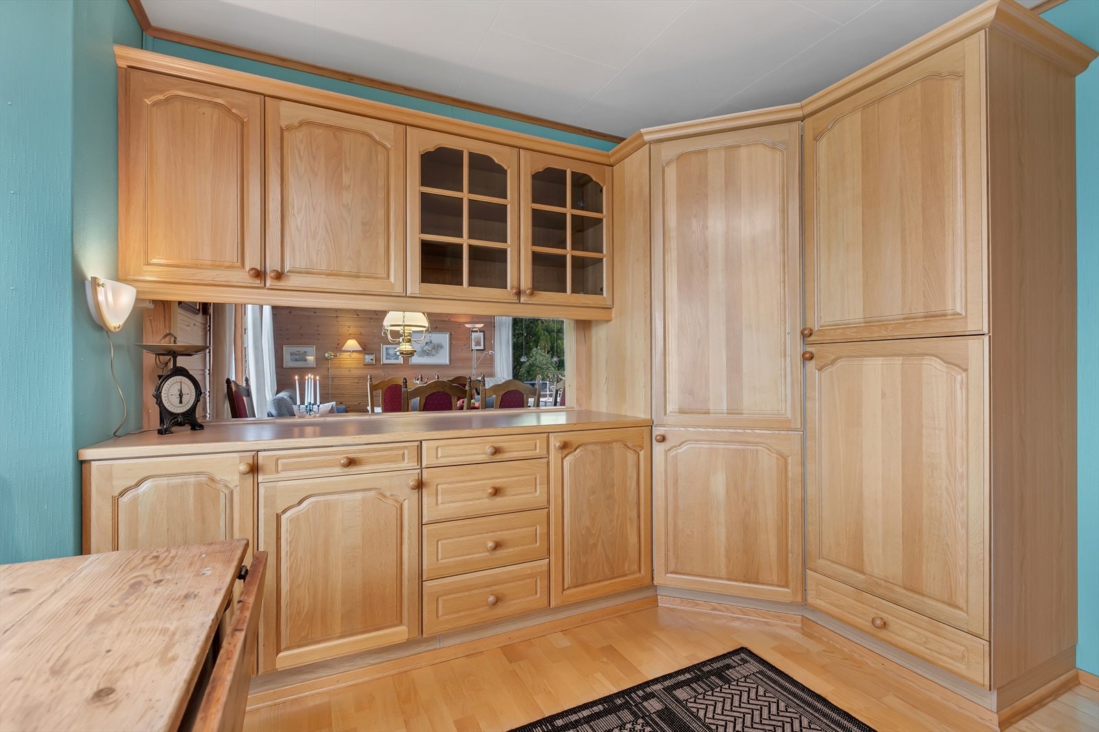 Hovedplan - Kjøkkeninnredning med trefronter, laminat benkeplate Galleribilde