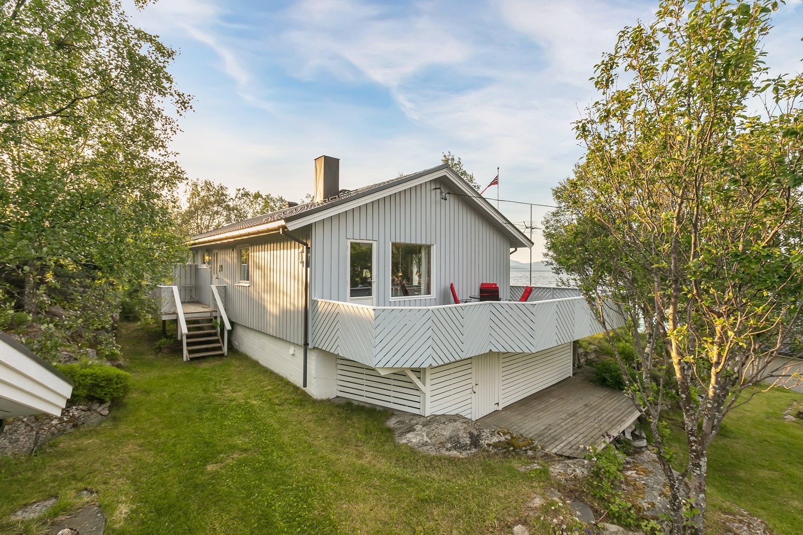 Veranda med tilgang via trapp i terreng Galleribilde