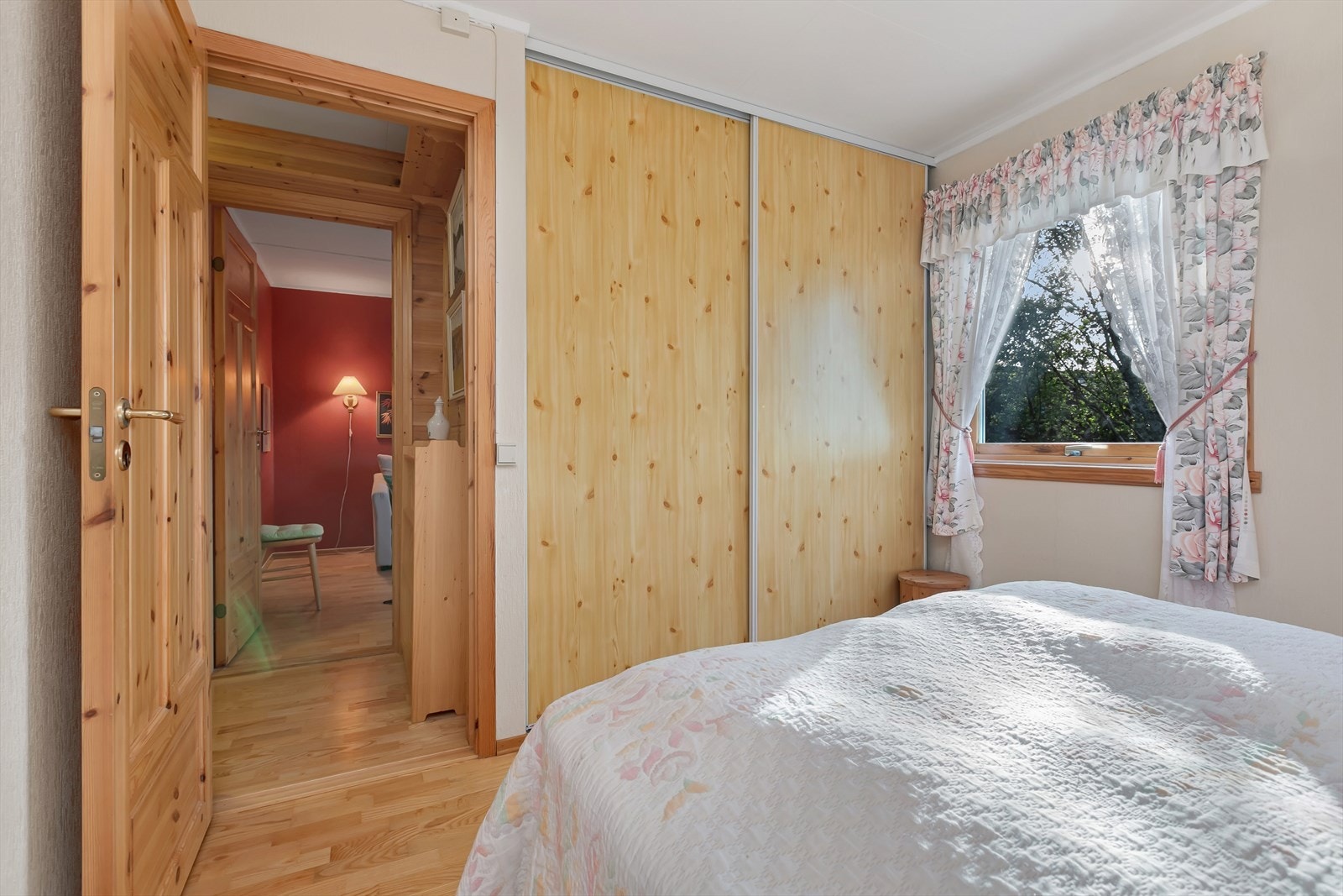 Hovedplan - Soverom 2 har skyvedørsgarderobe Galleribilde