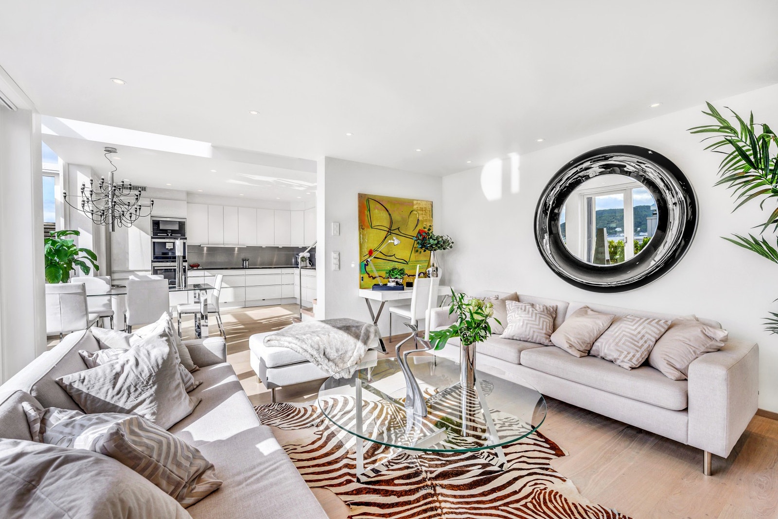 Særdeles eksklusiv toppleilighet med et bruksareal på 125 kvm over to plan som er lett å innrede. Galleribilde