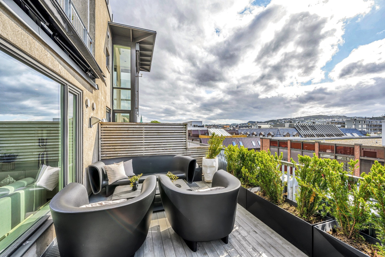 Fra første plan har man direkte utgang til herlig terrasse på 31 kvm med nydelig utsikt. Galleribilde