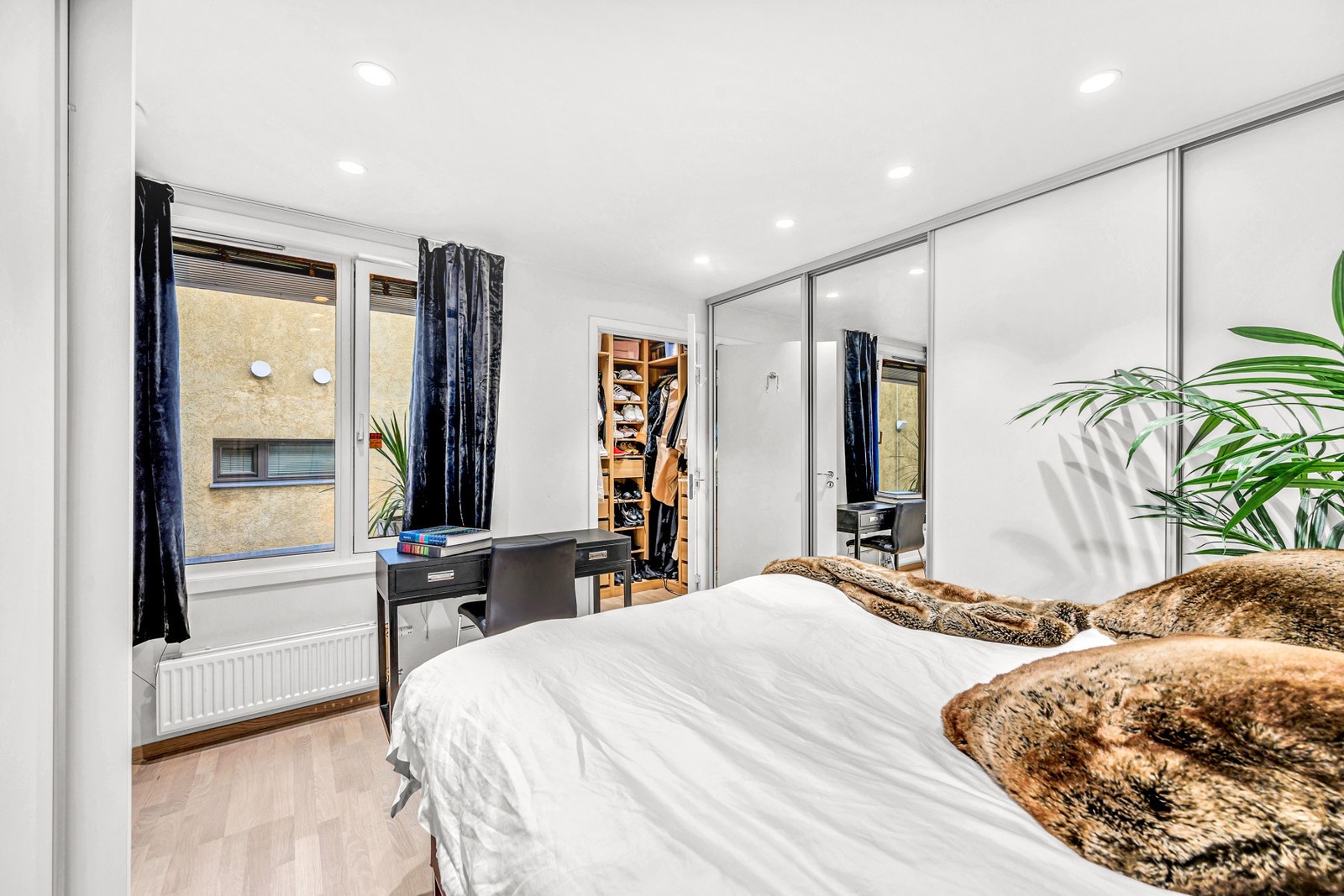 Praktisk walk-in garderobe på 2,9 kvm via hovedsoverommet. Galleribilde