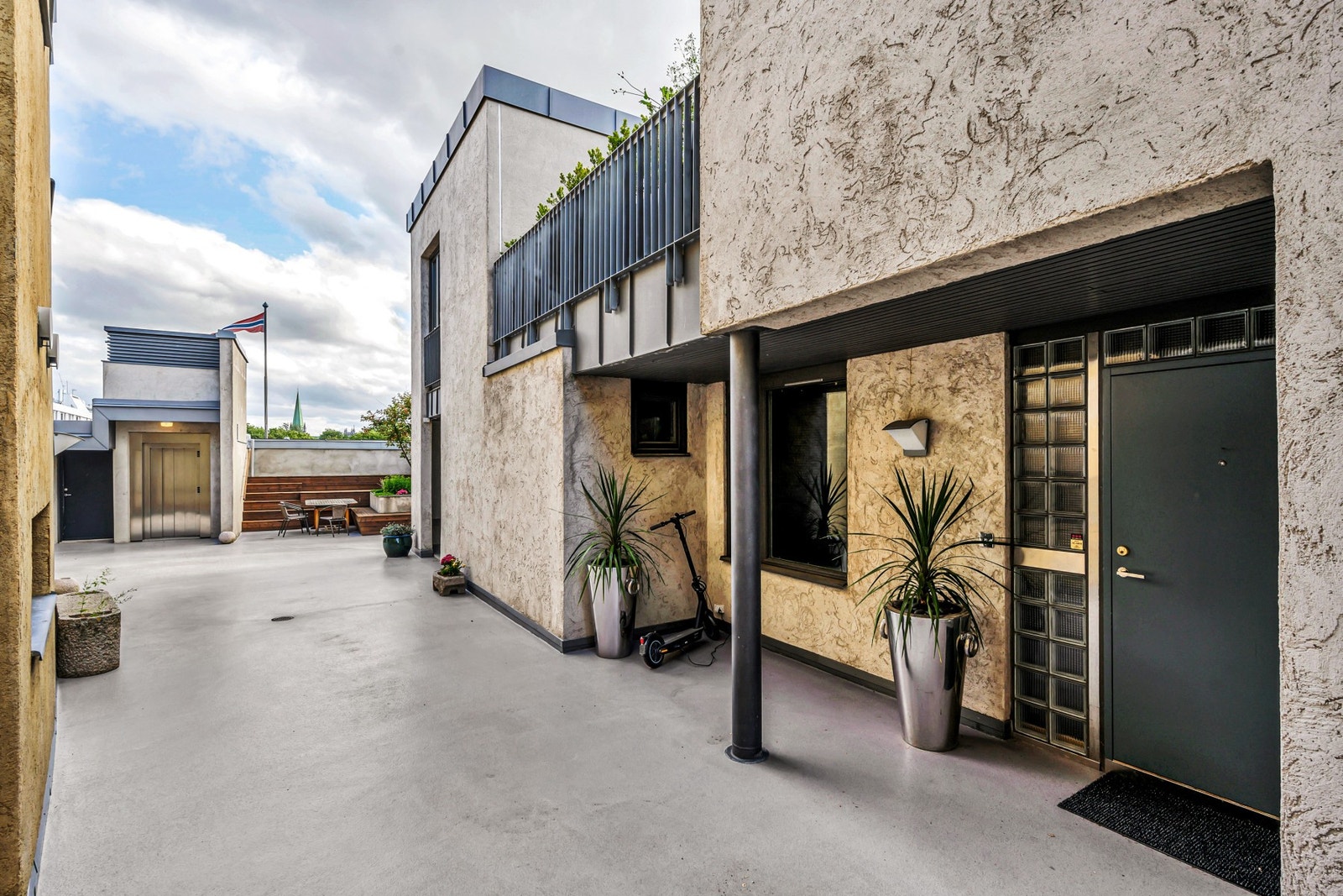 Leiligheten ligger på toppen av Byhaven, med privat heis opp til leilighetskomplekset. Galleribilde