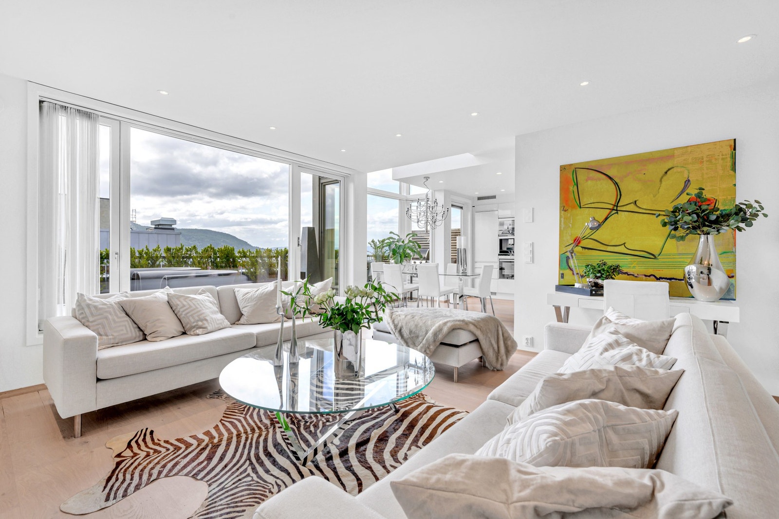 Nydelig stue med god plass til flere sittegrupper, noe som passer utmerket til sosiale sammenkomster. Galleribilde