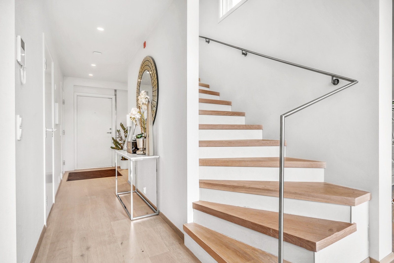 Leiligheten er over to plan med innholdsrike oppholdsrom som er lett å innrede. Galleribilde